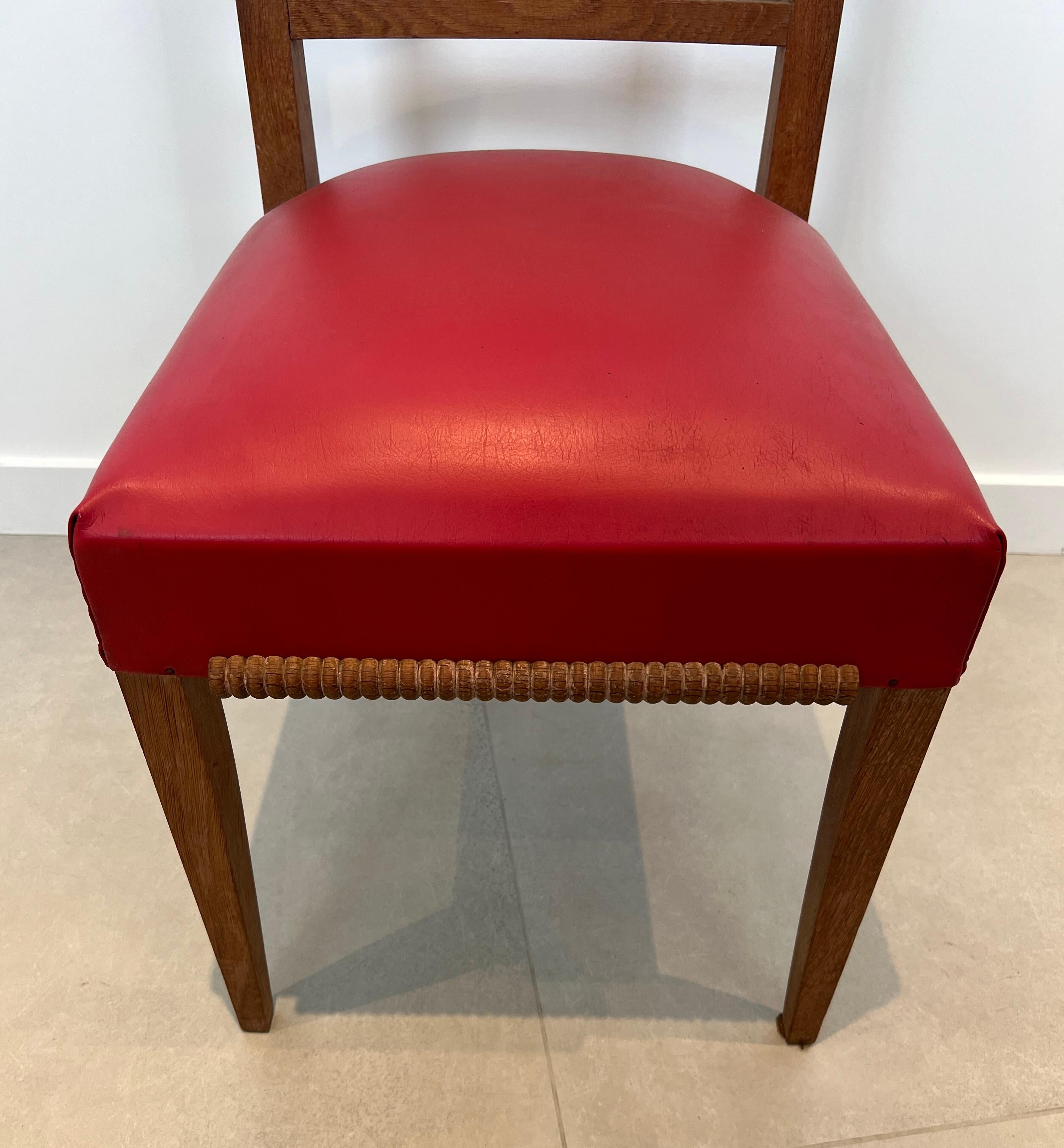 Ensemble de 6 chaises en Oak avec 4 sièges en similicuir. Travail français. Circa 1940 en vente 3