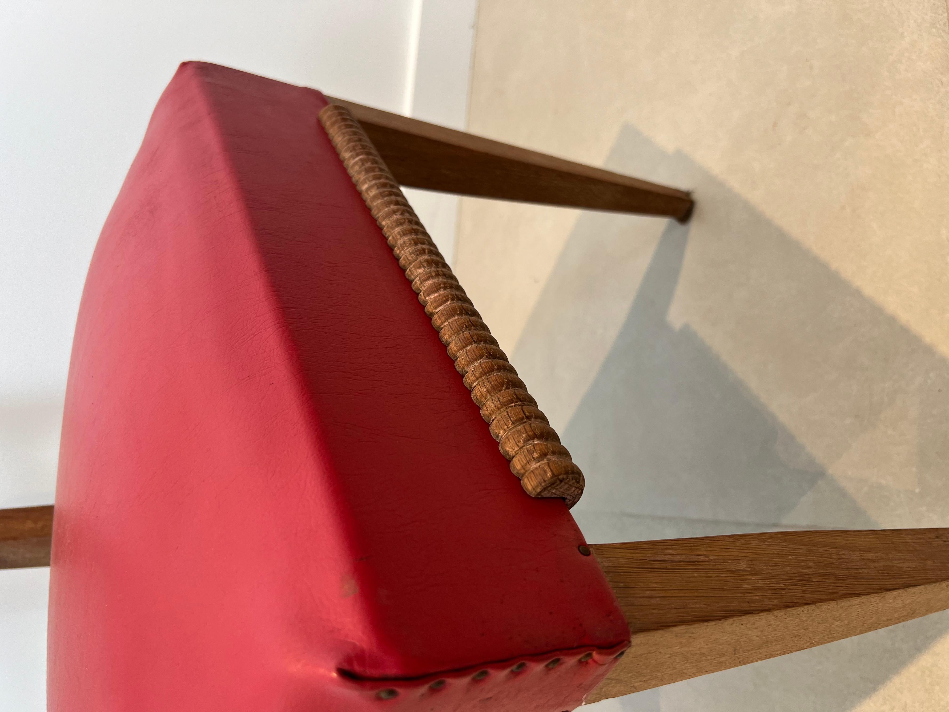 Ensemble de 6 chaises en Oak avec 4 sièges en similicuir. Travail français. Circa 1940 en vente 4