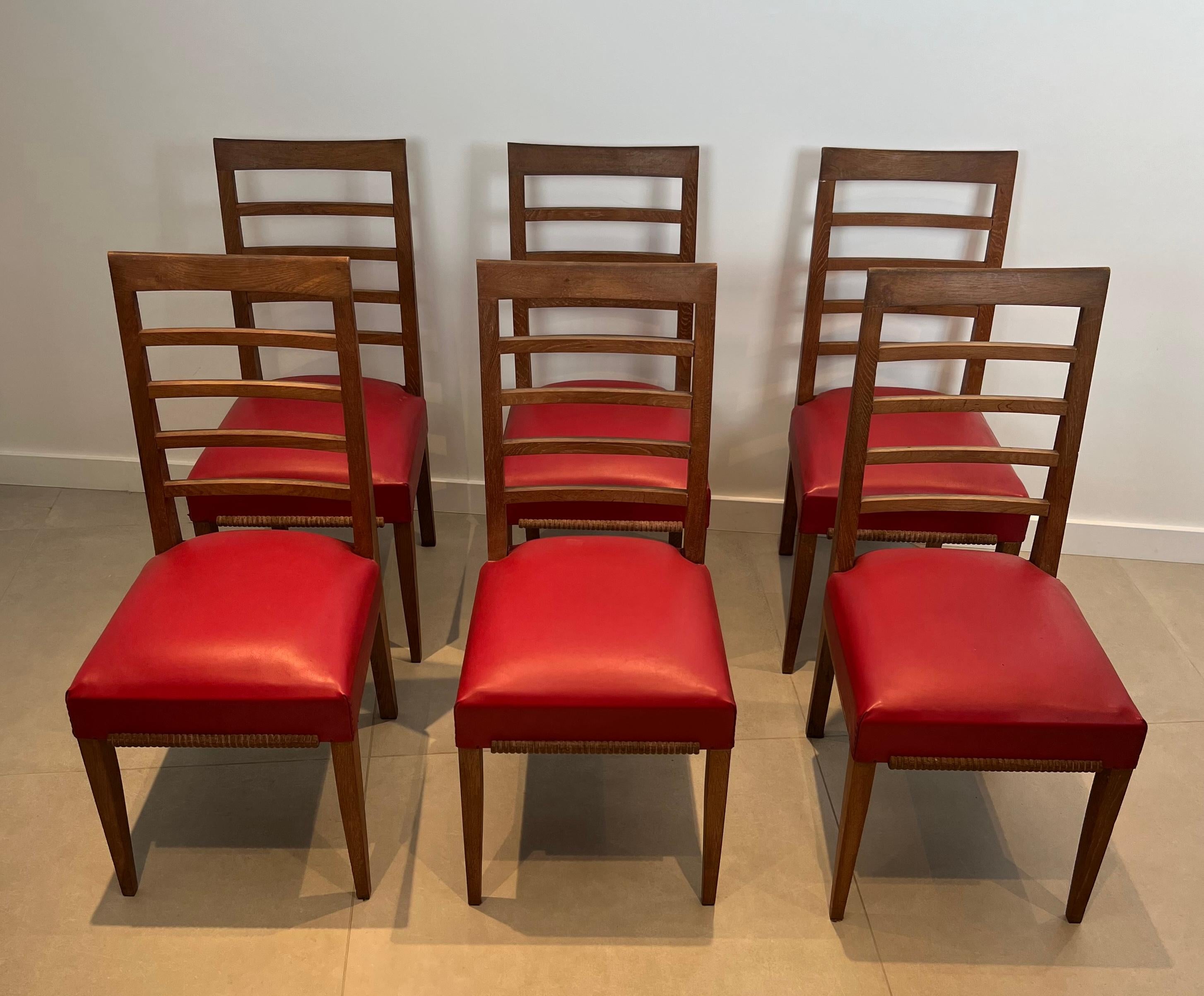 Ensemble de 6 chaises en Oak avec 4 sièges en similicuir. Travail français. Circa 1940 en vente 5