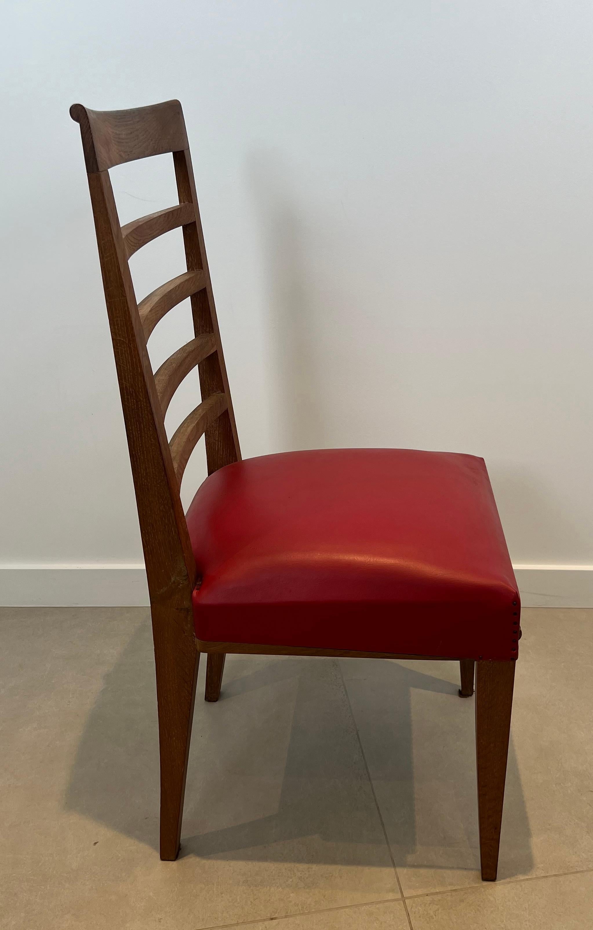 Ensemble de 6 chaises en Oak avec 4 sièges en similicuir. Travail français. Circa 1940 en vente 6