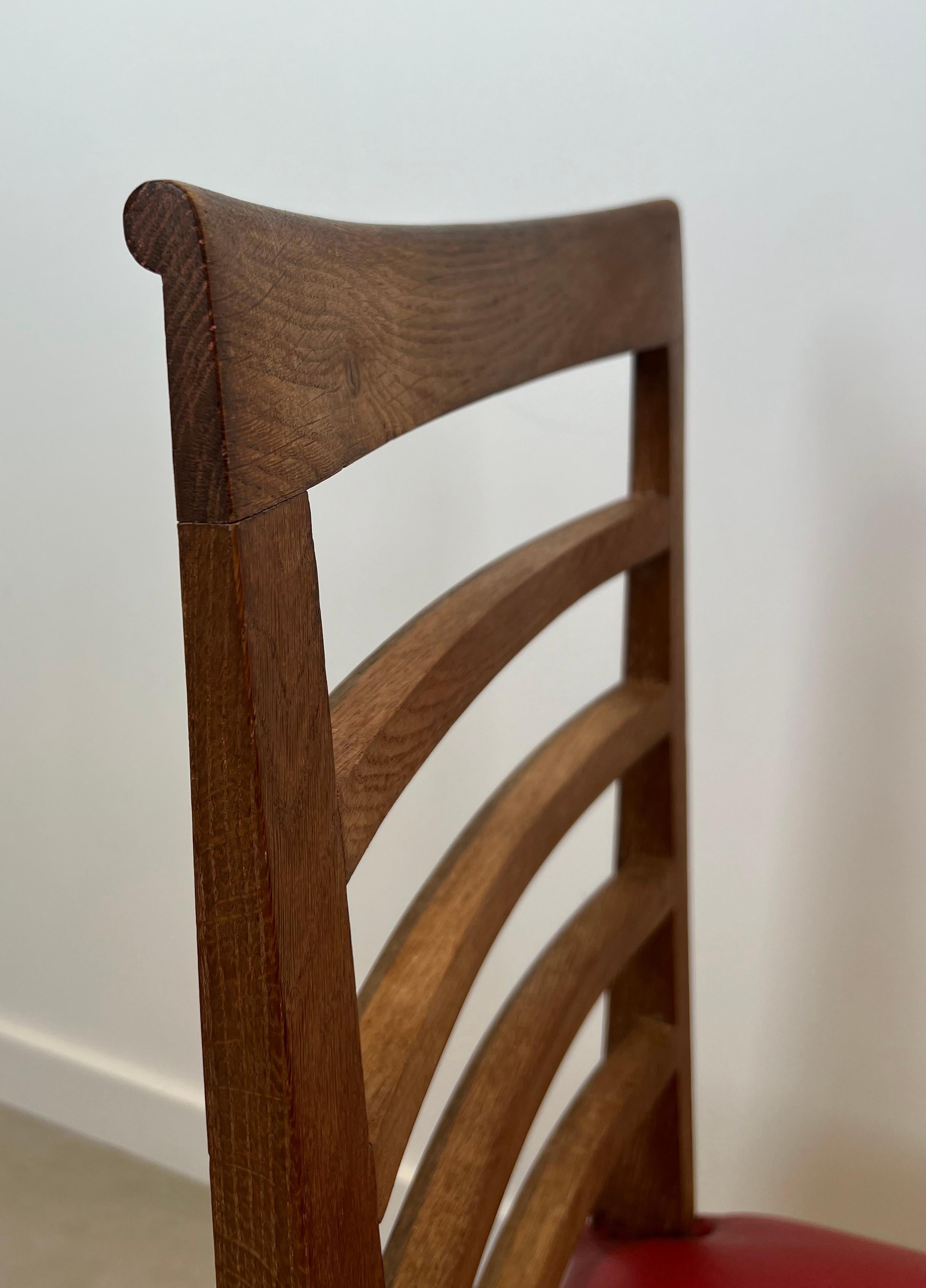 Ensemble de 6 chaises en Oak avec 4 sièges en similicuir. Travail français. Circa 1940 en vente 7