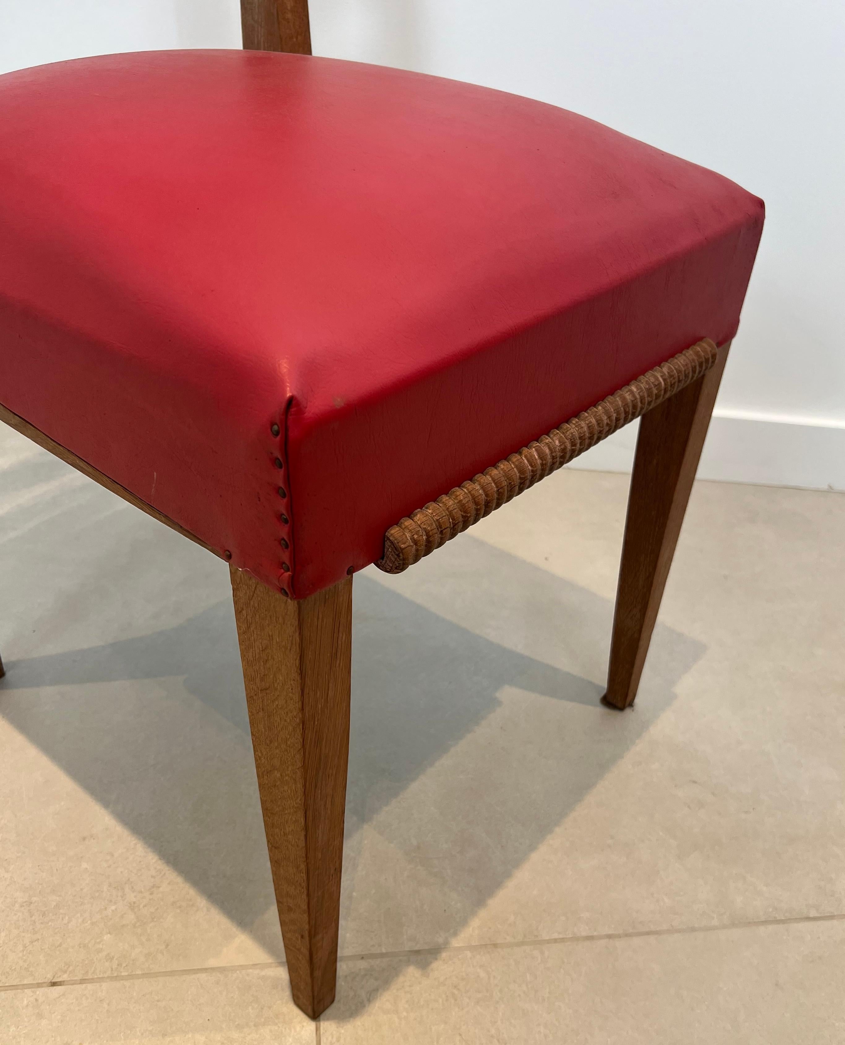 Ensemble de 6 chaises en Oak avec 4 sièges en similicuir. Travail français. Circa 1940 en vente 8