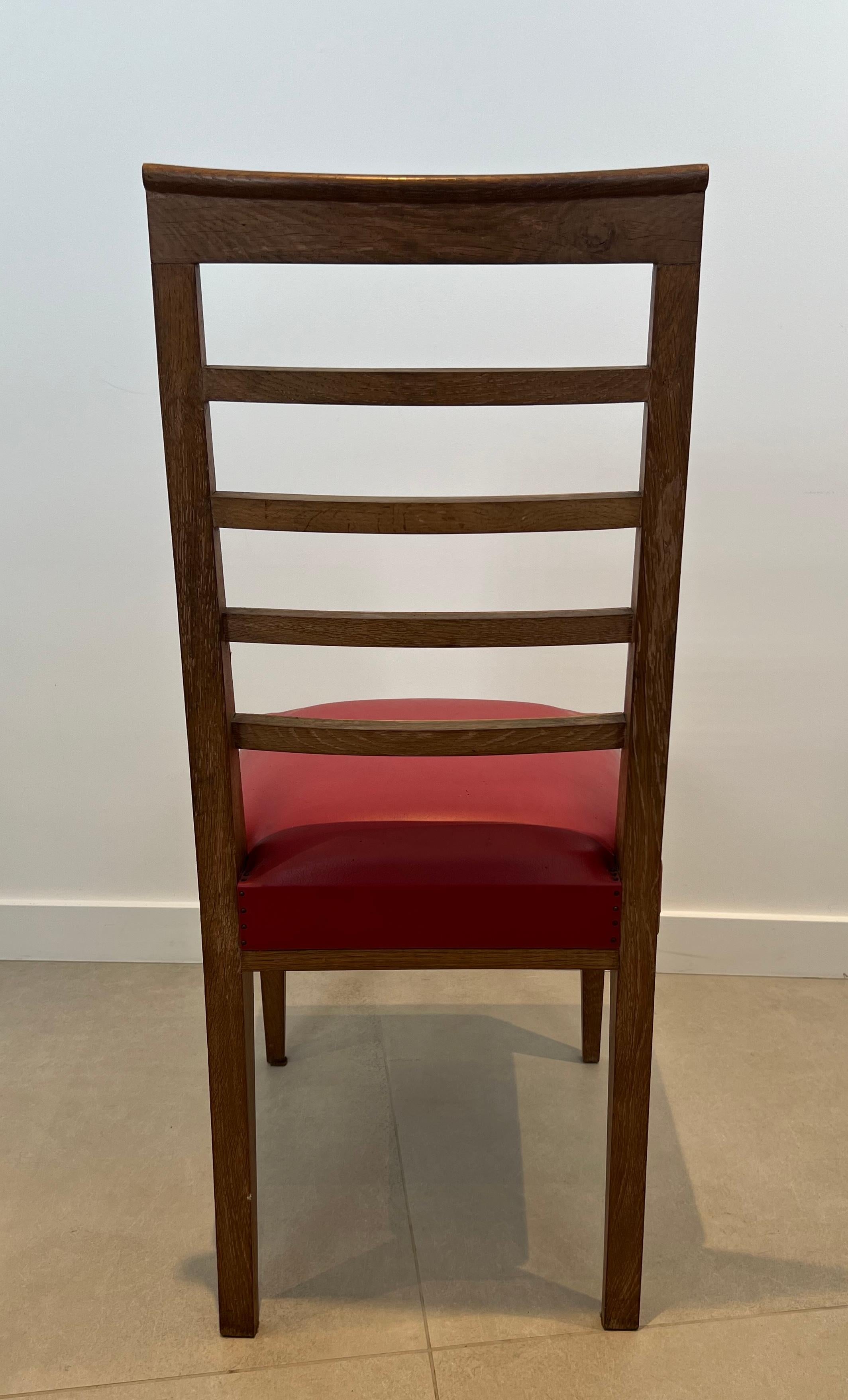 Ensemble de 6 chaises en Oak avec 4 sièges en similicuir. Travail français. Circa 1940 en vente 9