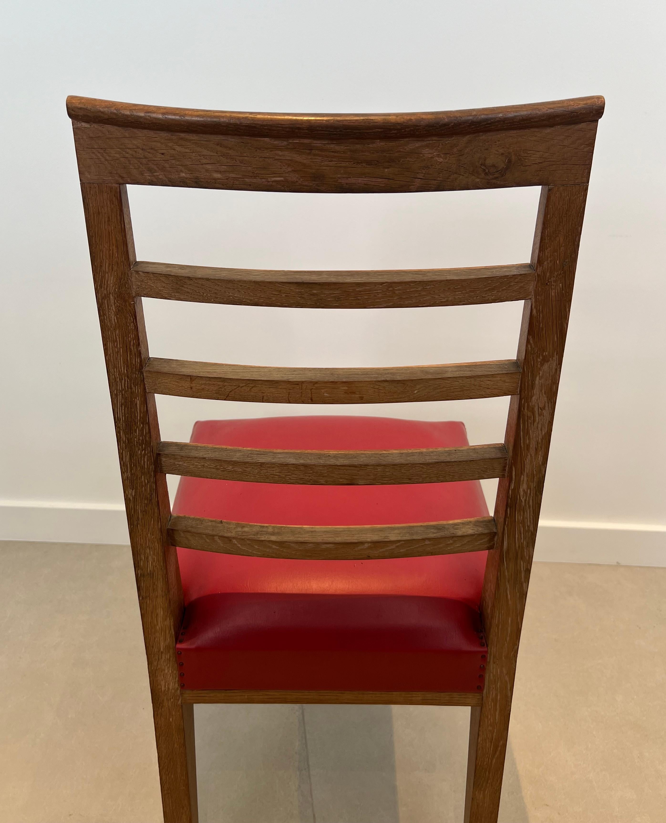 Ensemble de 6 chaises en Oak avec 4 sièges en similicuir. Travail français. Circa 1940 en vente 10