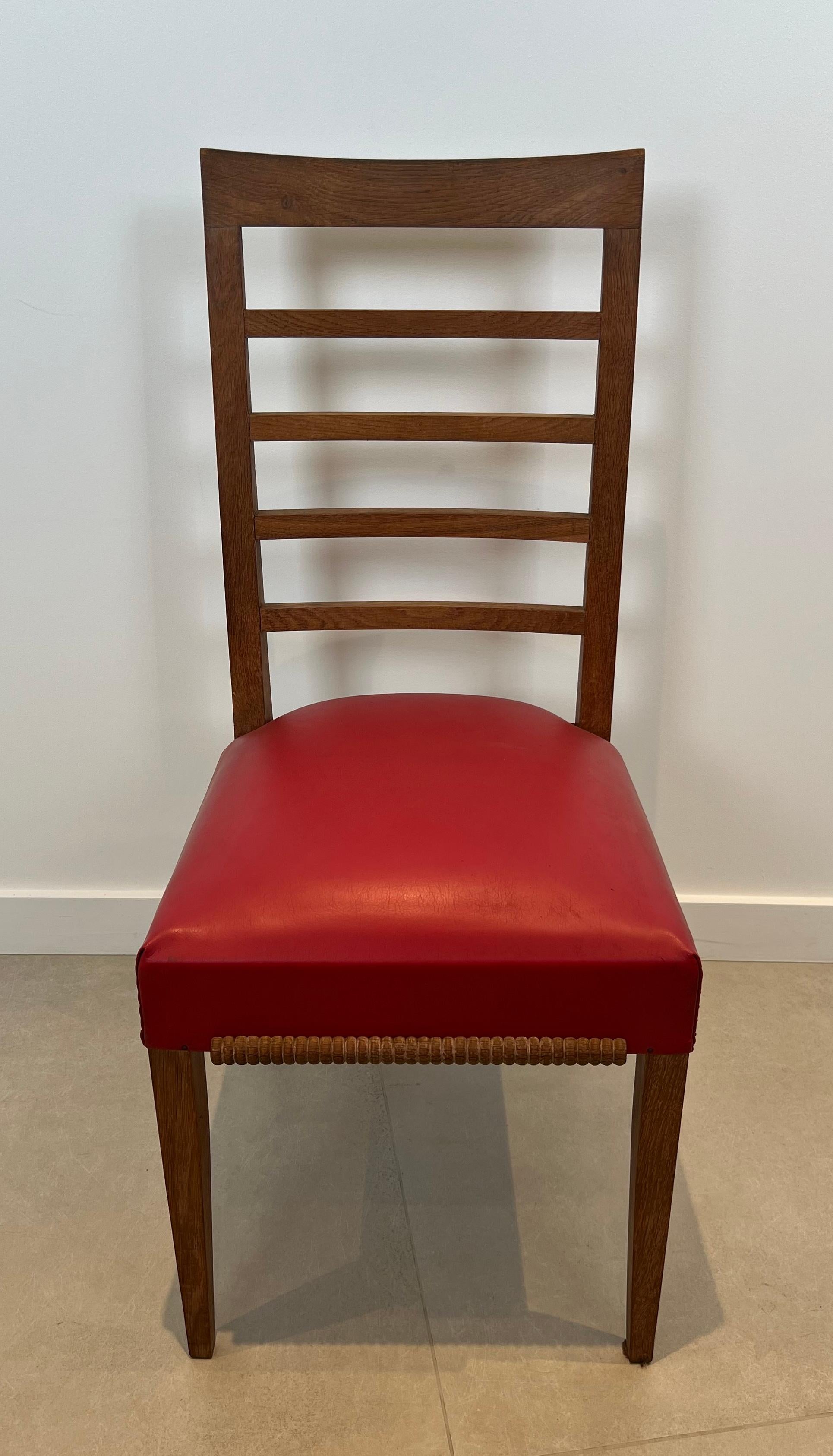 Ensemble de 6 chaises en Oak avec 4 sièges en similicuir. Travail français. Circa 1940 en vente 11