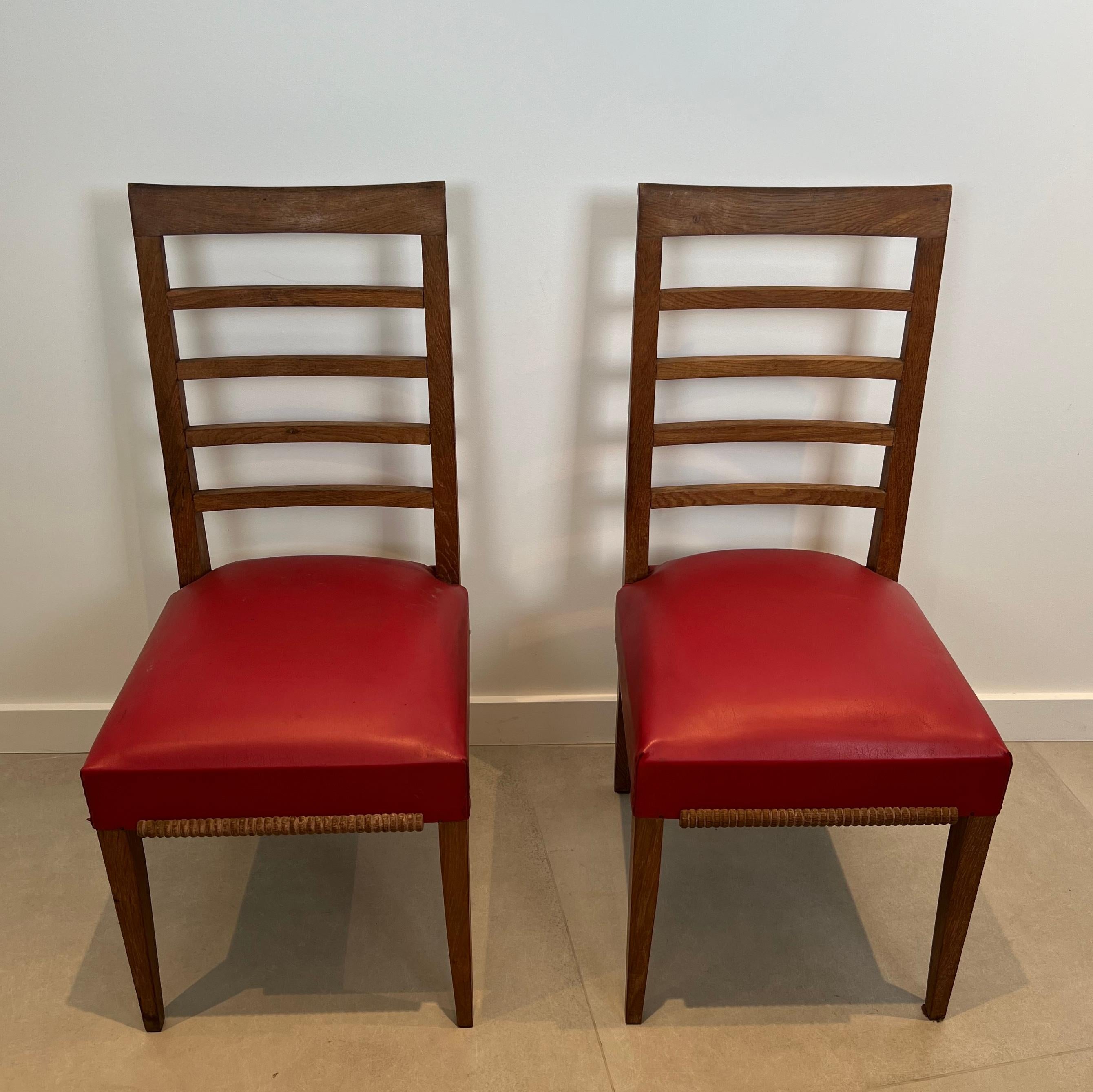 Ensemble de 6 chaises en Oak avec 4 sièges en similicuir. Travail français. Circa 1940 en vente 12