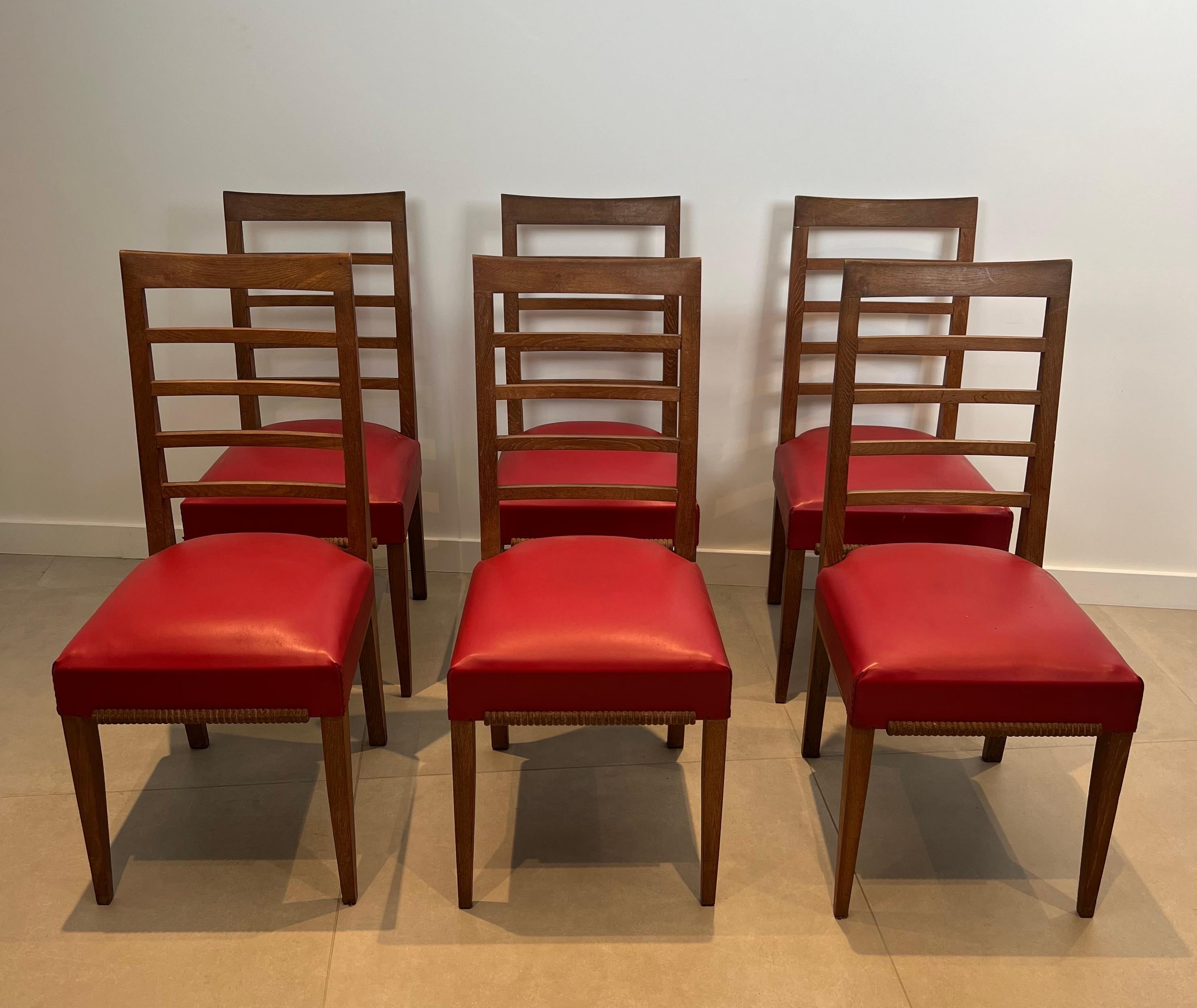 Ensemble de 6 chaises en Oak avec 4 sièges en similicuir. Travail français. Circa 1940 en vente 13