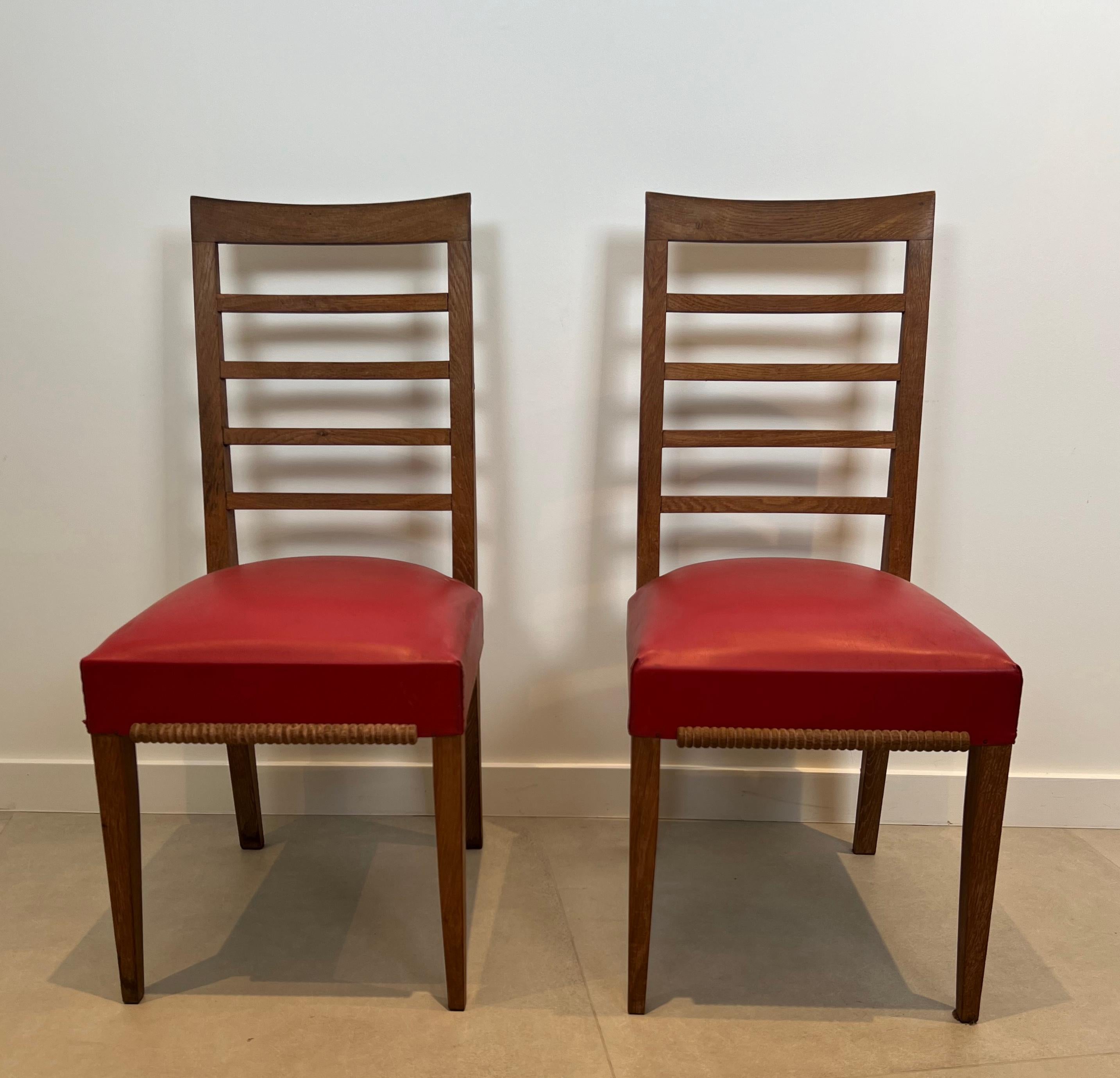 Mid-Century Modern Ensemble de 6 chaises en Oak avec 4 sièges en similicuir. Travail français. Circa 1940 en vente