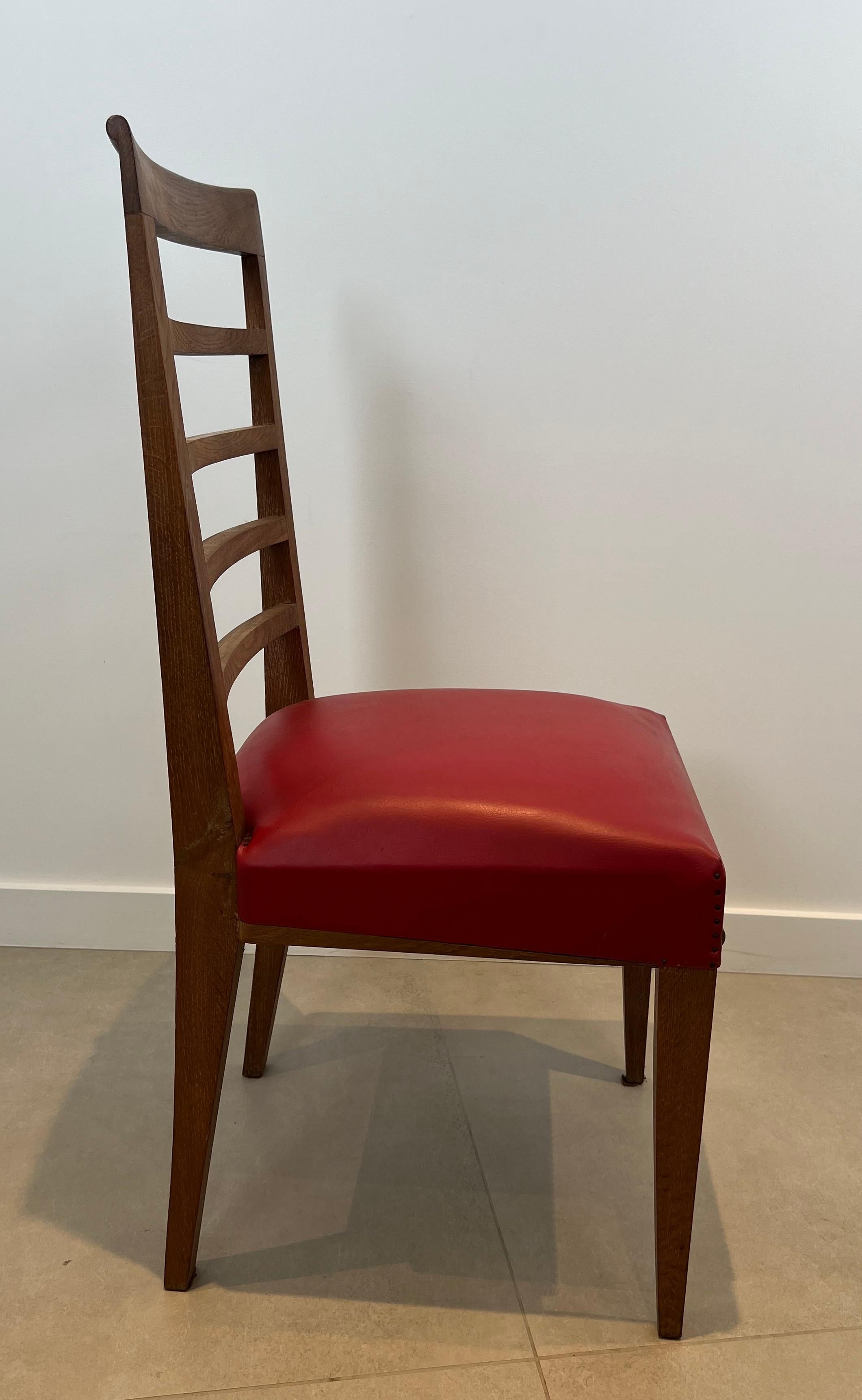 Français Ensemble de 6 chaises en Oak avec 4 sièges en similicuir. Travail français. Circa 1940 en vente