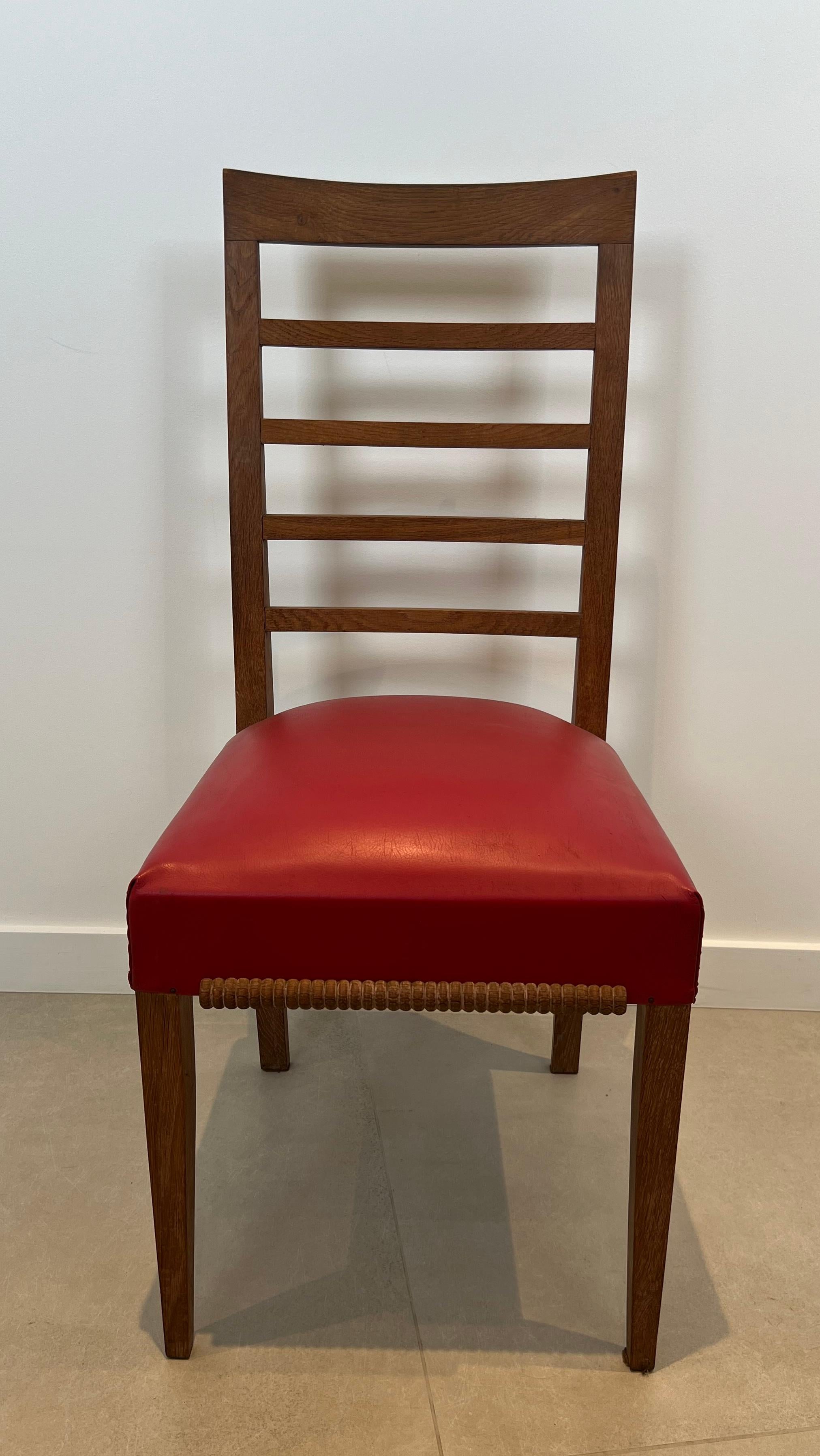 Milieu du XXe siècle Ensemble de 6 chaises en Oak avec 4 sièges en similicuir. Travail français. Circa 1940 en vente