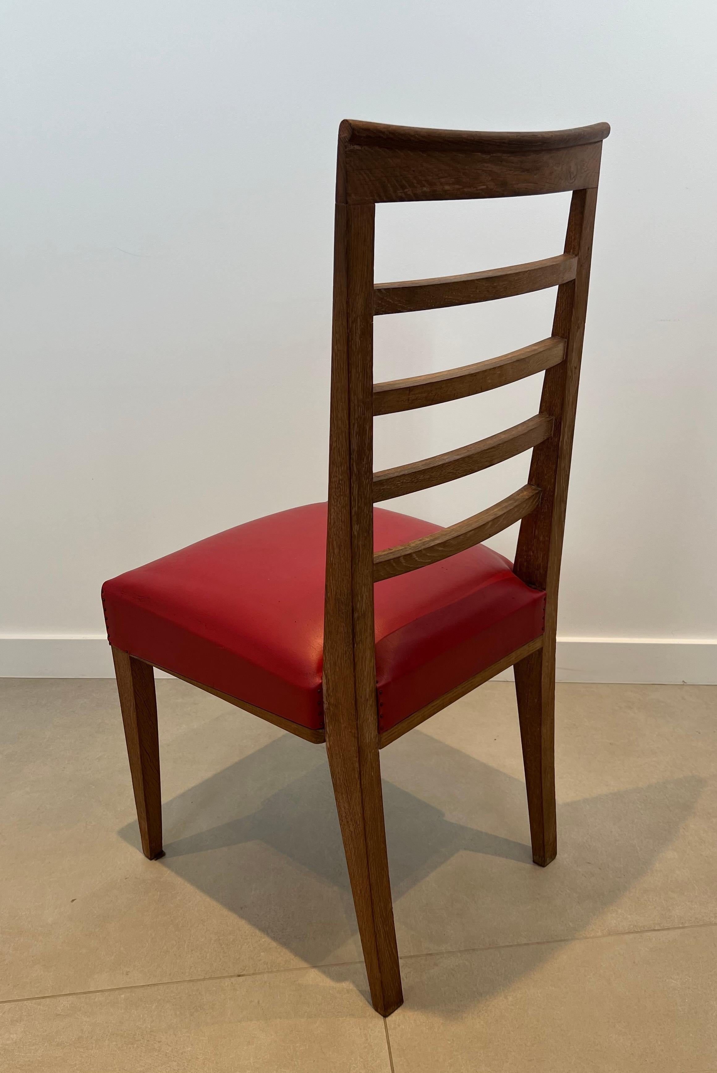 Bois Ensemble de 6 chaises en Oak avec 4 sièges en similicuir. Travail français. Circa 1940 en vente