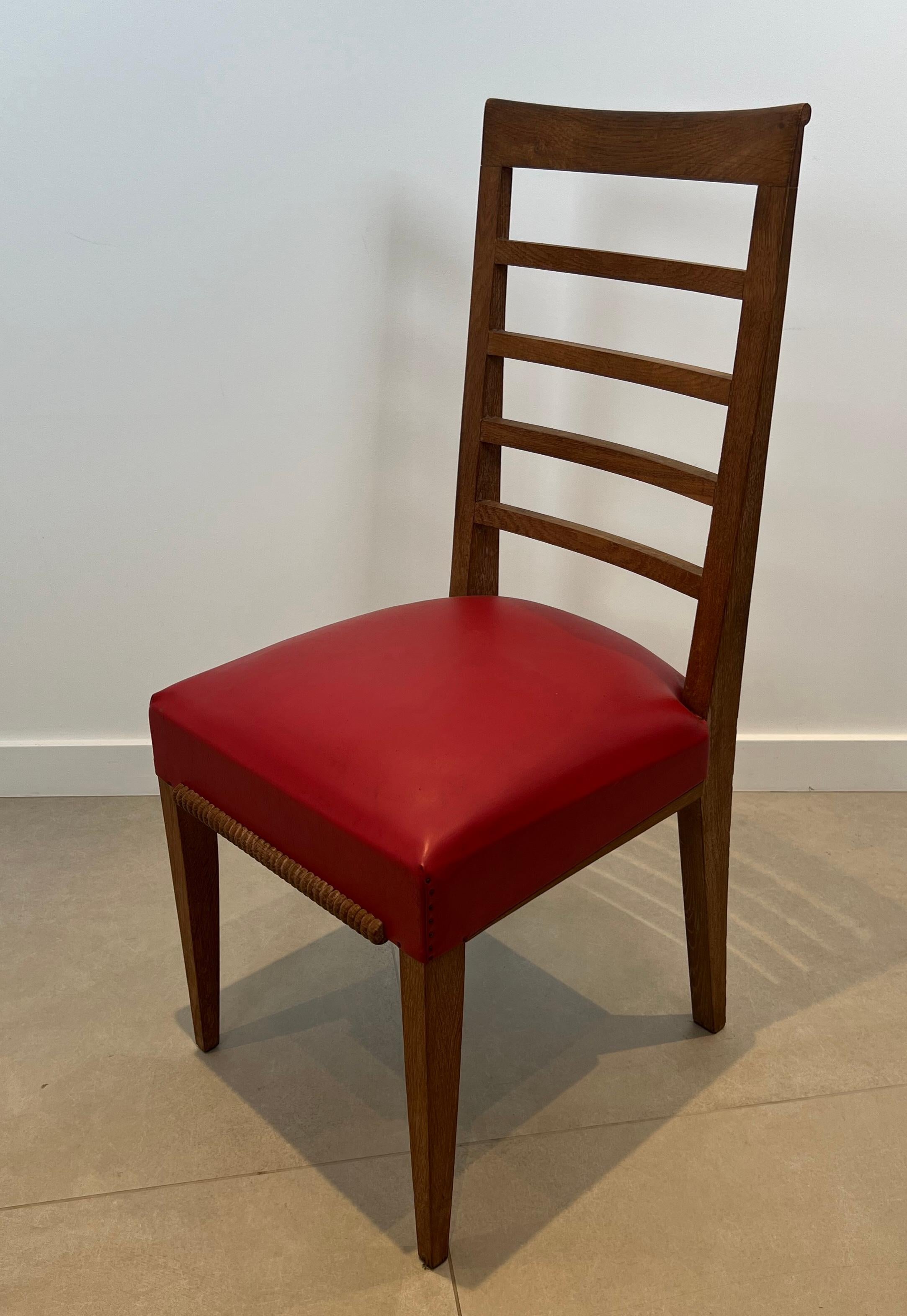 Ensemble de 6 chaises en Oak avec 4 sièges en similicuir. Travail français. Circa 1940 en vente 1
