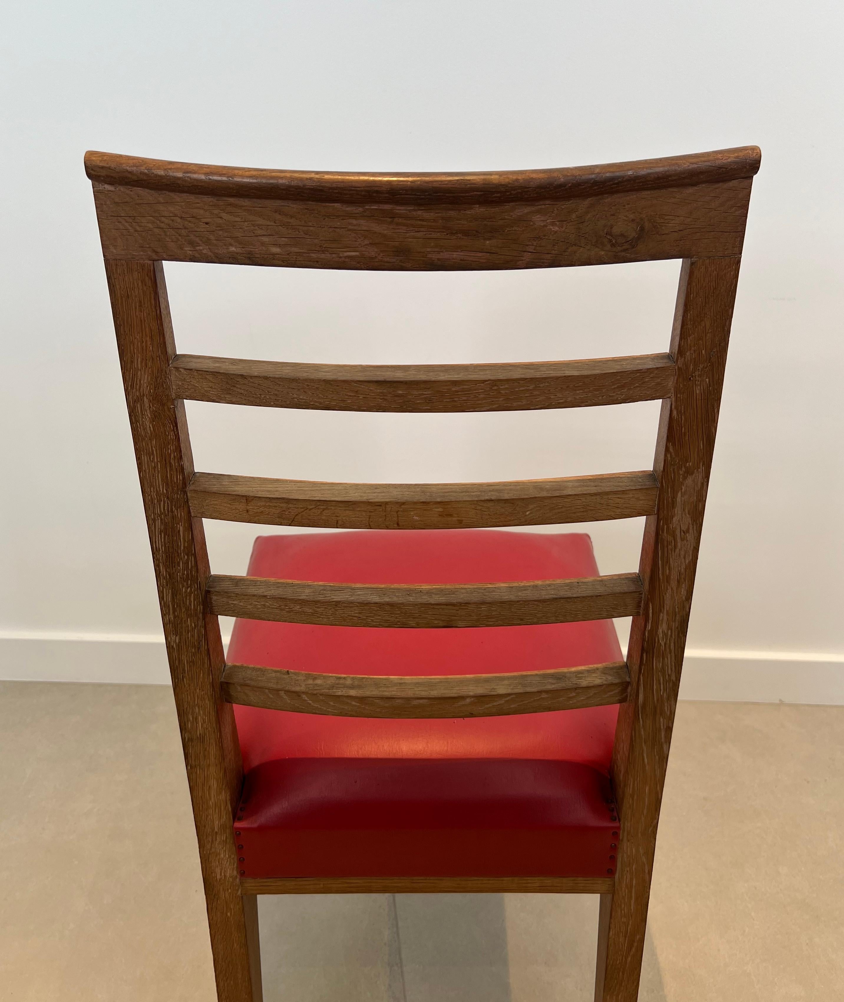 Ensemble de 6 chaises en Oak avec 4 sièges en similicuir. Travail français. Circa 1940 en vente 2