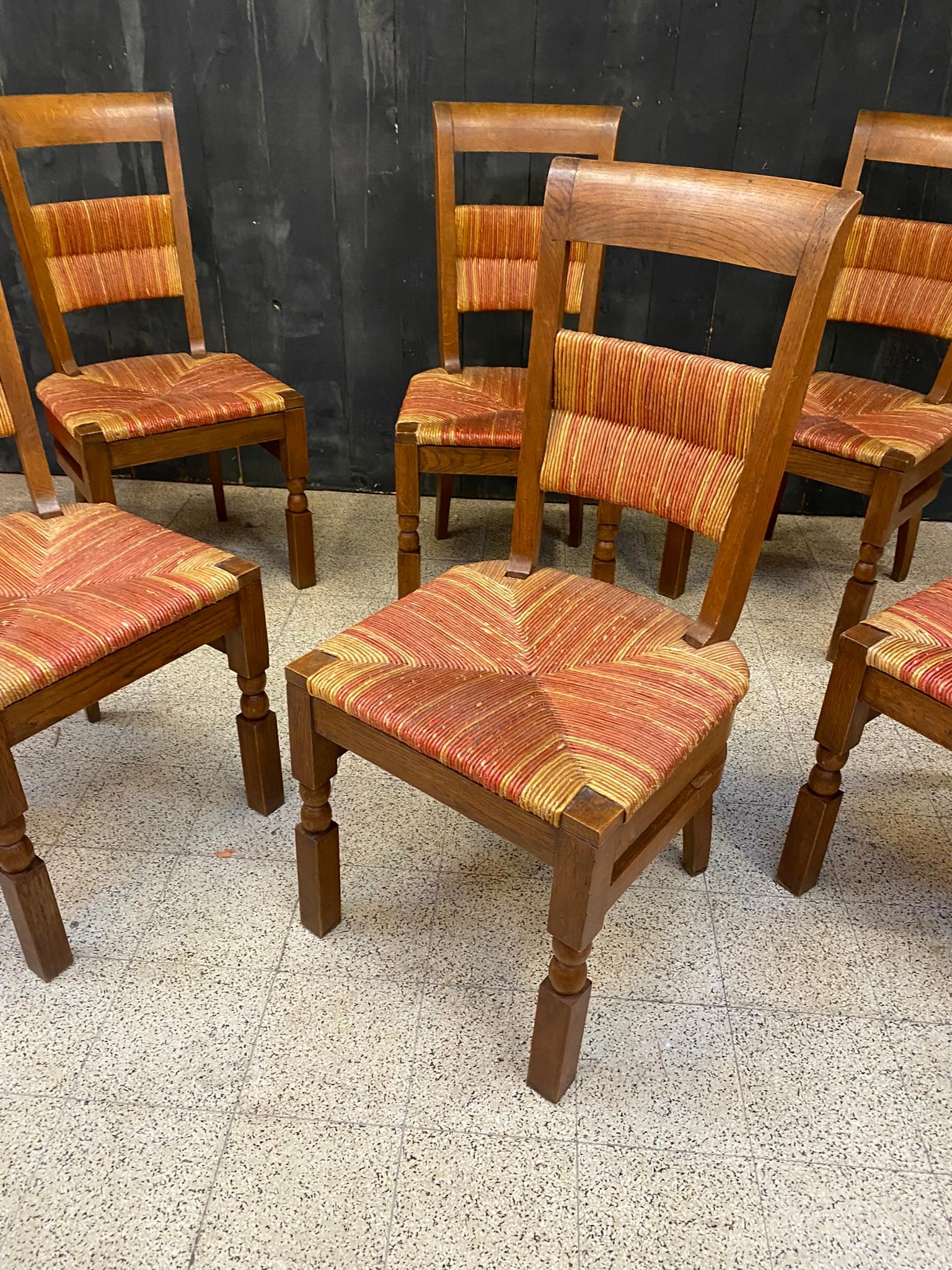 Ensemble de 6 chaises en chêne à haut dossier, vers 1950, dans le style de Charles Dudouyt  en vente 4