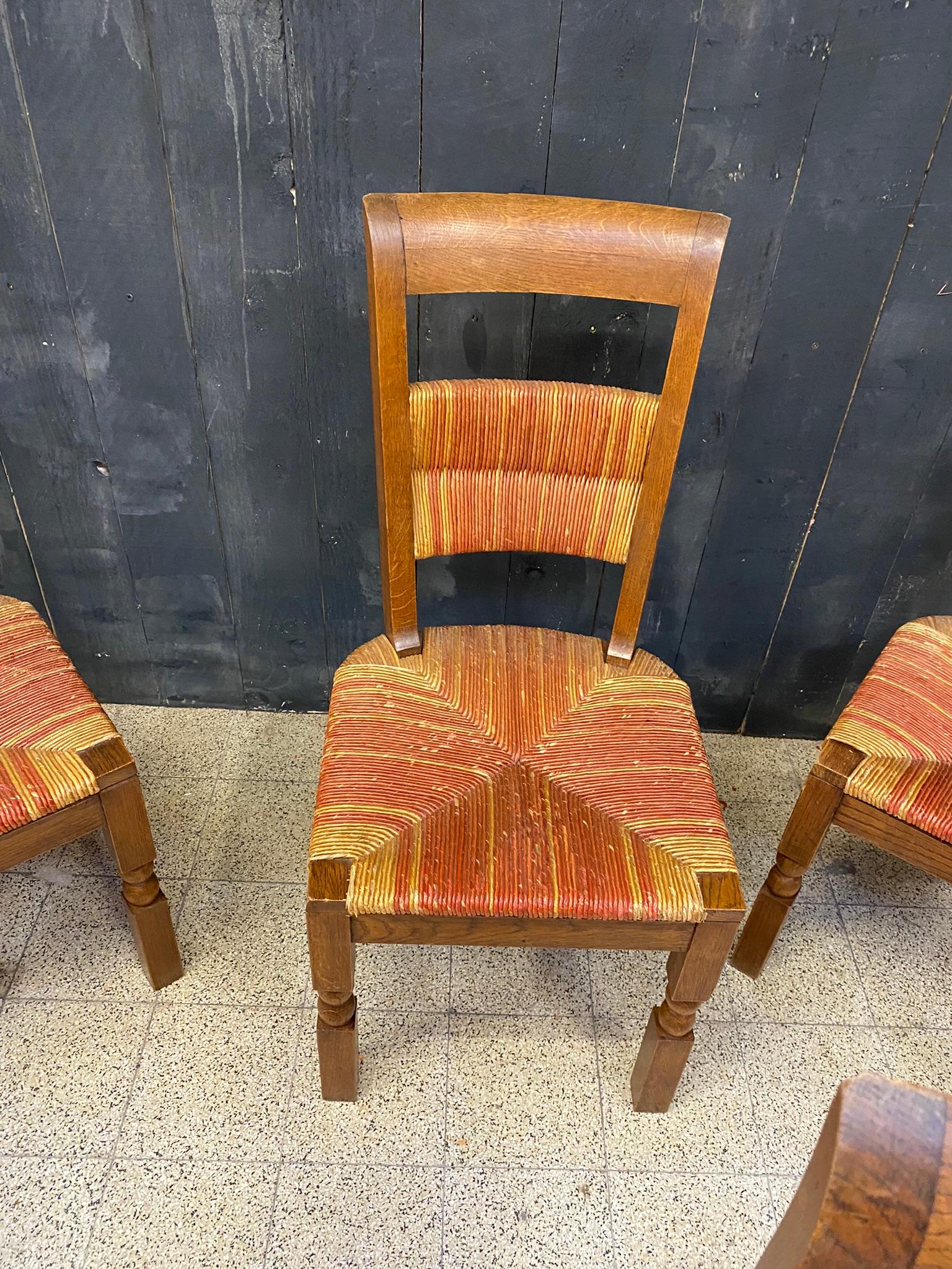 Ensemble de 6 chaises en chêne à haut dossier, vers 1950, dans le style de Charles Dudouyt  en vente 7