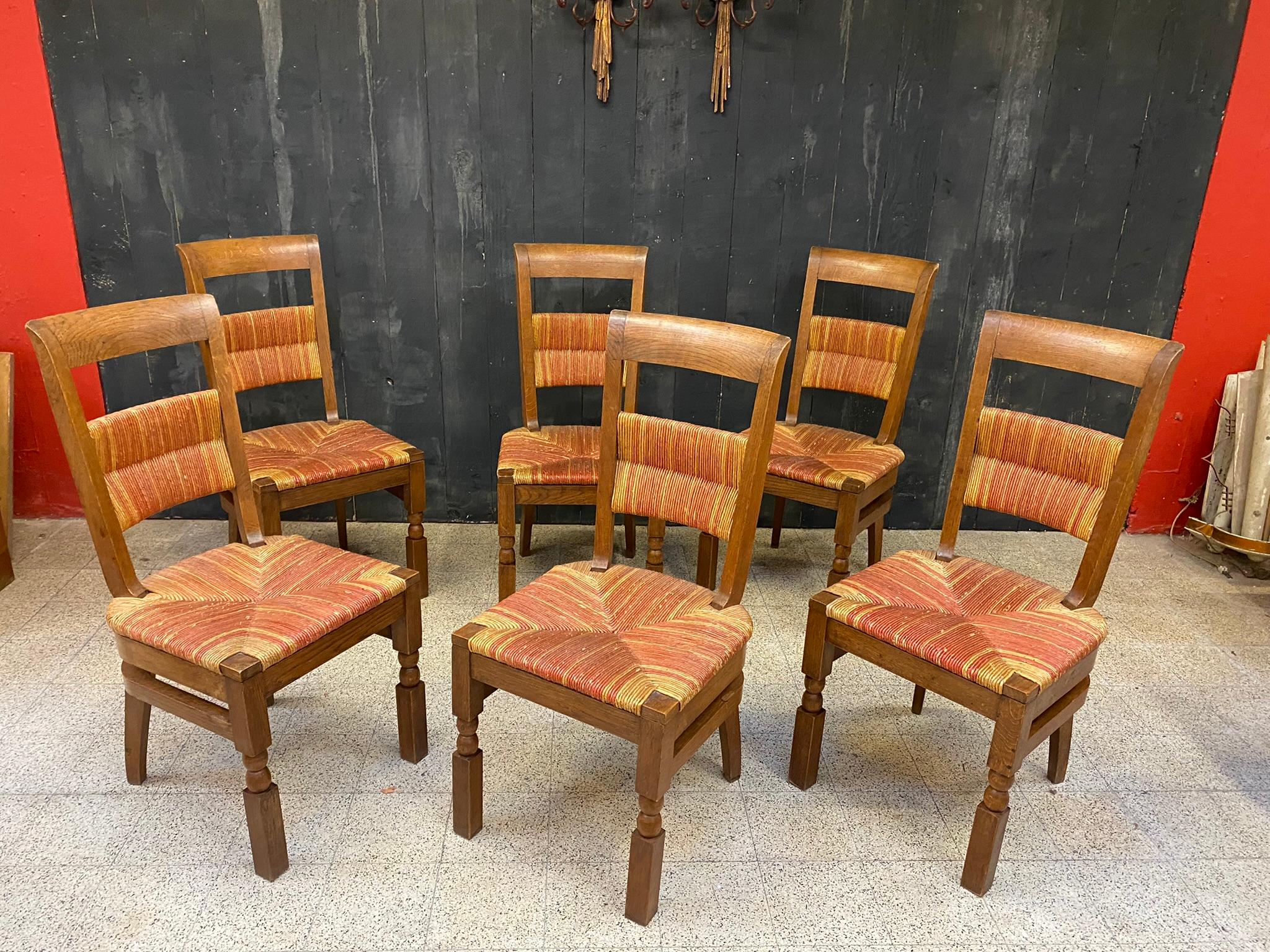 Ensemble de 6 chaises en chêne à haut dossier, vers 1950, dans le style de Charles Dudouyt  en vente 9