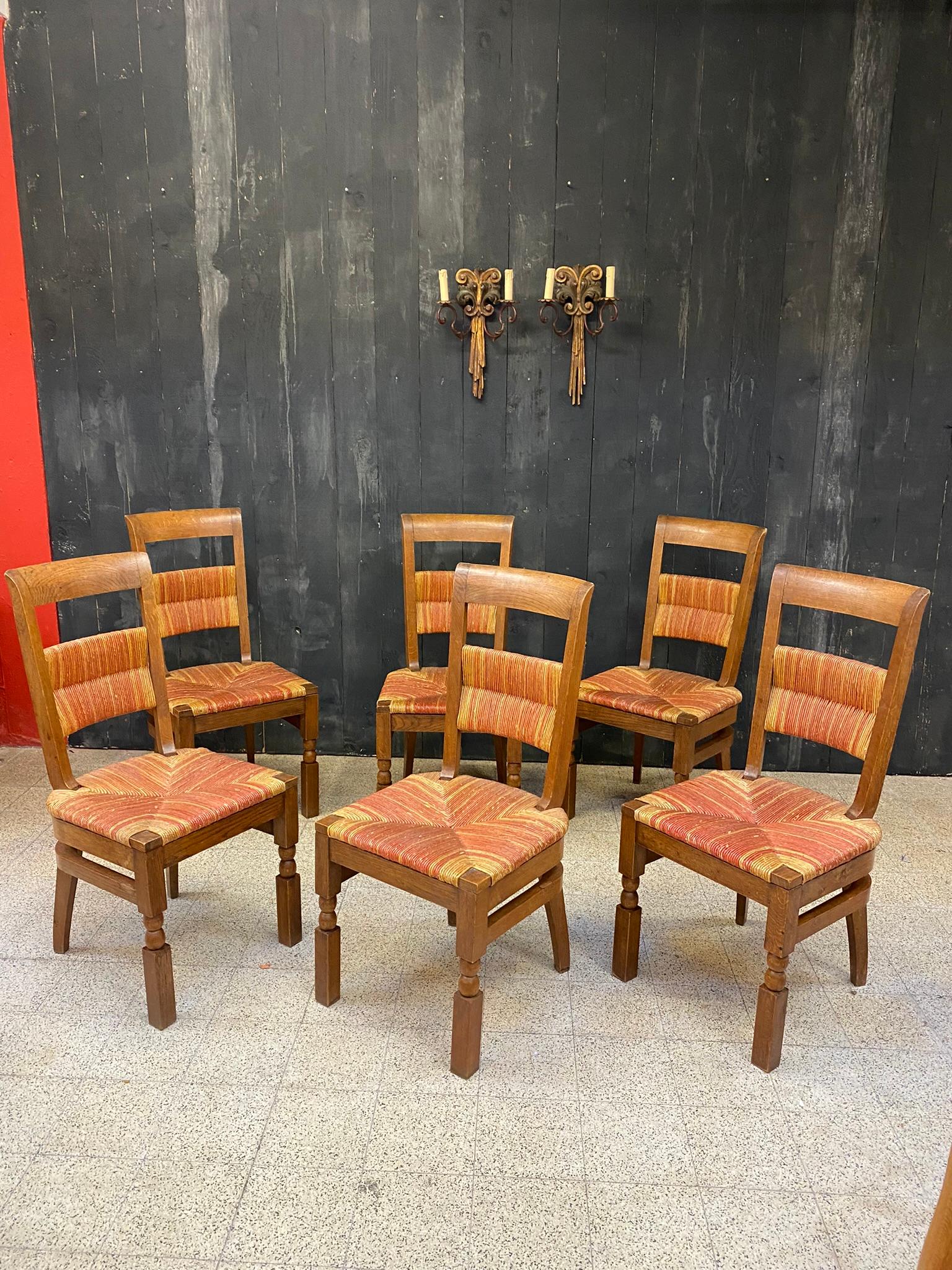 Ensemble de 6 chaises en chêne à haut dossier, vers 1950, dans le style de Charles Dudouyt  en vente 13