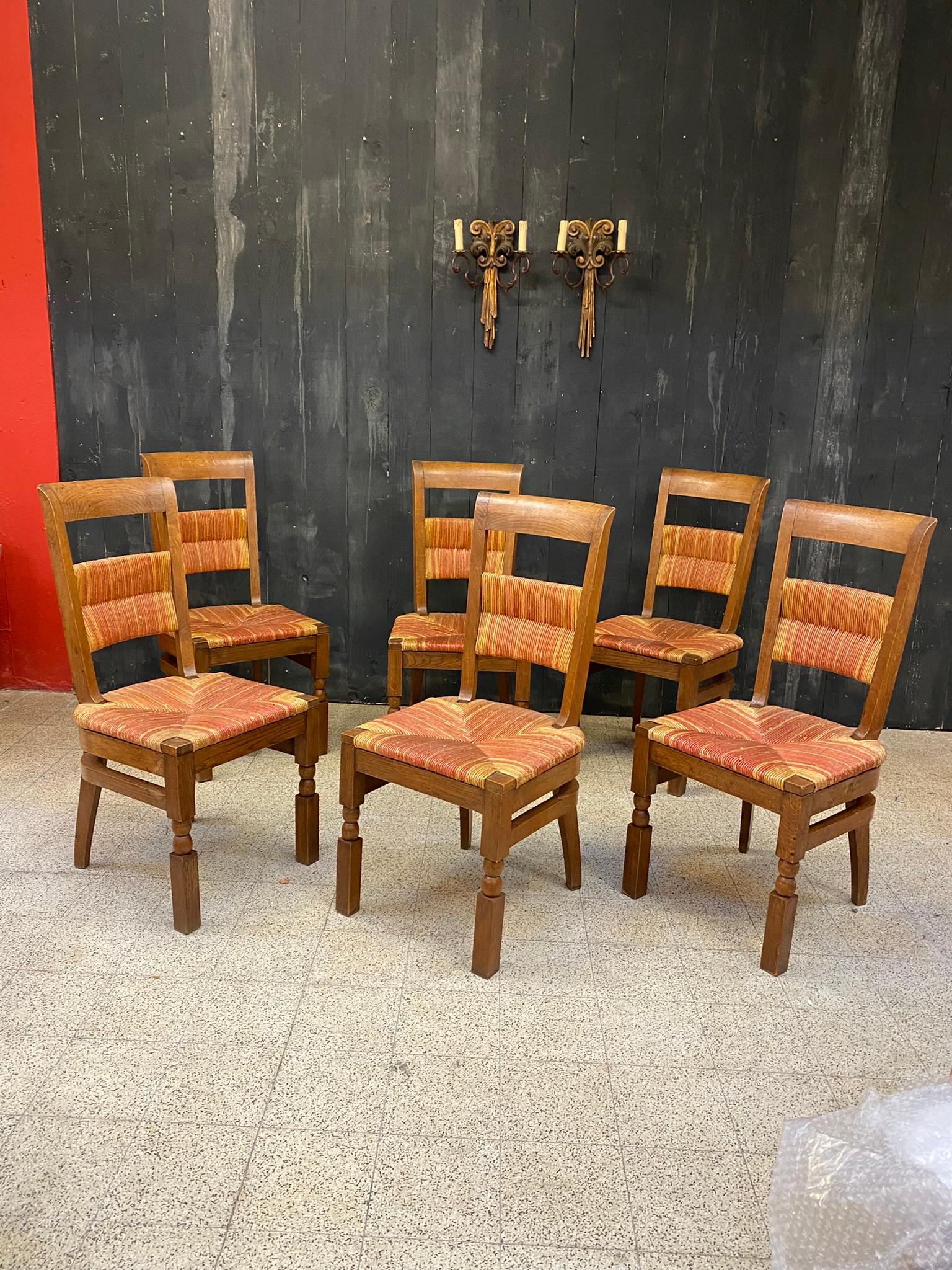 Ensemble de 6 chaises en chêne à haut dossier, vers 1950, dans le style de Charles Dudouyt  Bon état - En vente à Saint-Ouen, FR