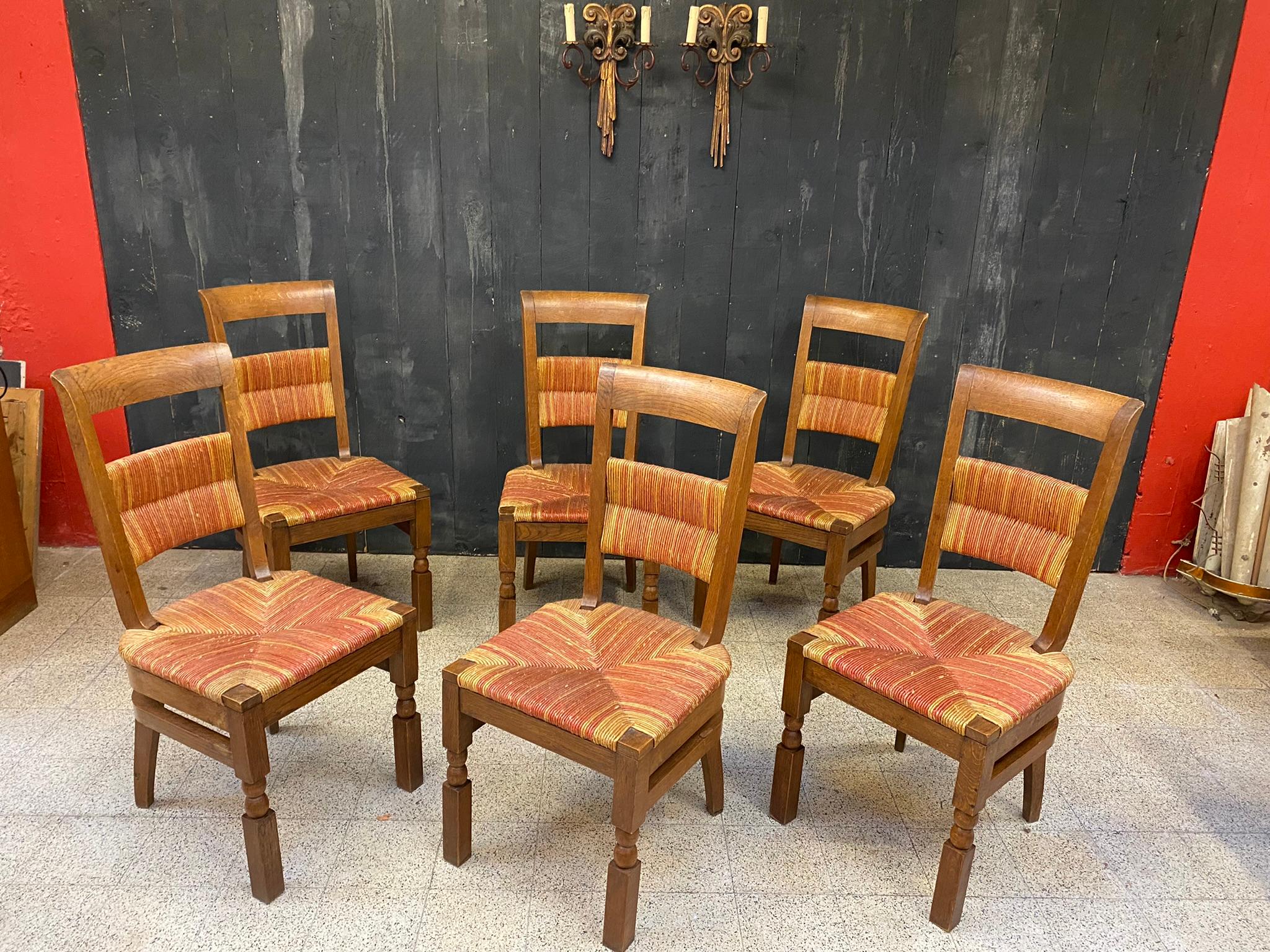 Ensemble de 6 chaises en chêne à haut dossier, vers 1950, dans le style de Charles Dudouyt  en vente 1