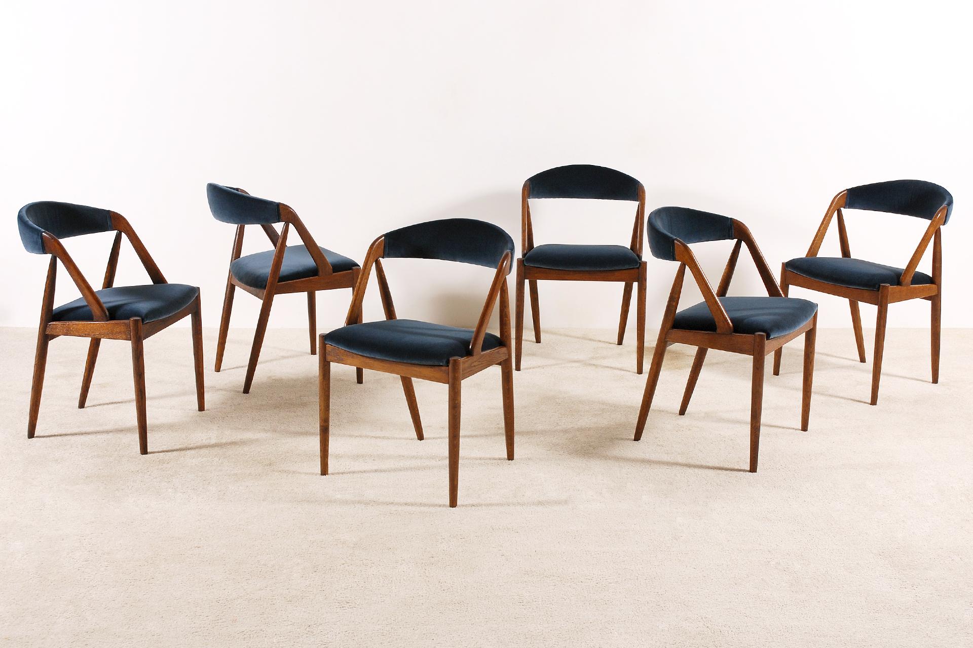 Rare set of 6 dining chairs designed by Kai Kristiansen in the 1960s.
Model 31 manufactured by Schou Andersen Møbelfabrik.
Stained Oak frame and newly reupholstered with high quality dark blue velvet from the Kvadrat Raf Simons