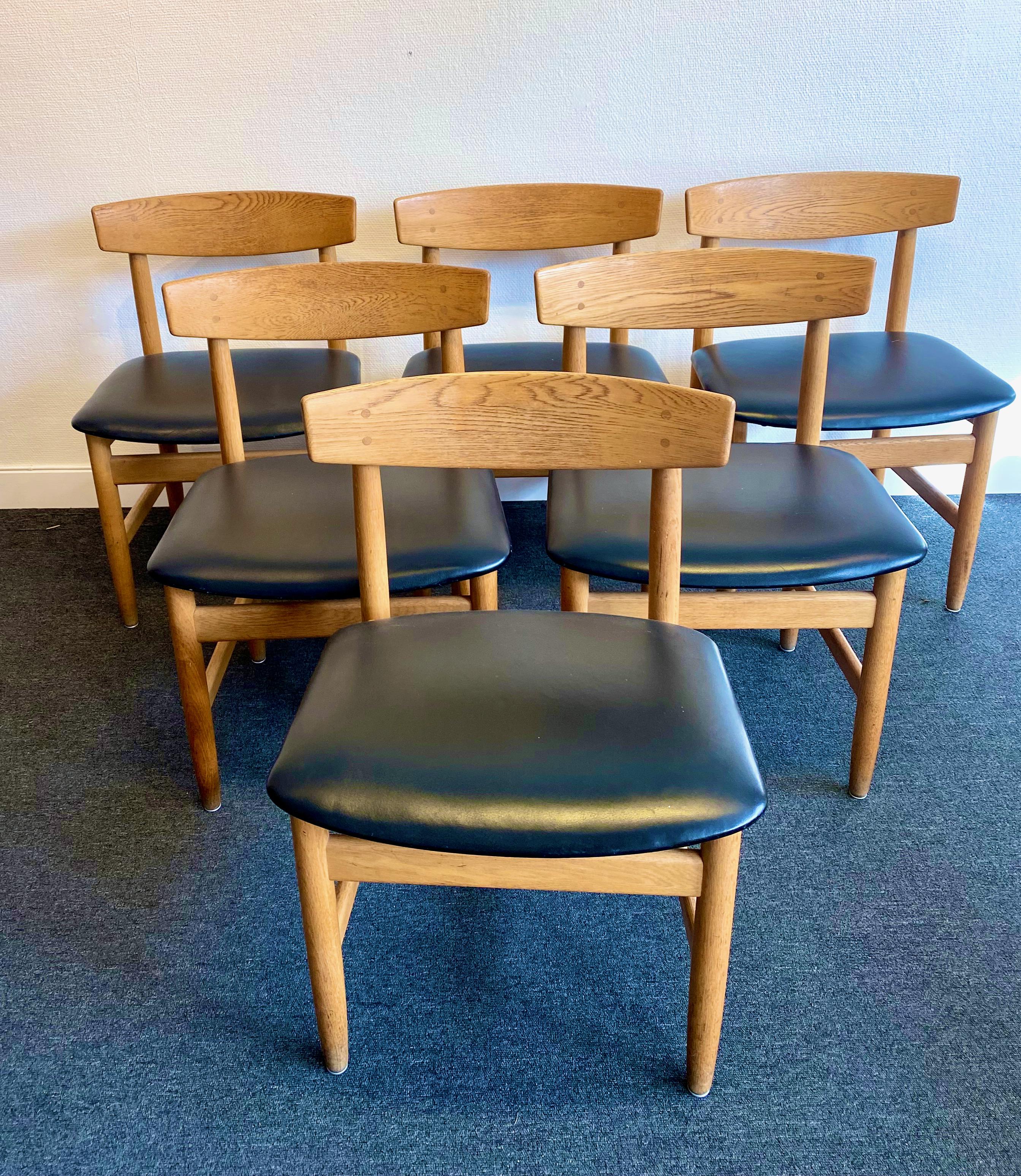 Set of 6 dining chairs from the Öresund series. Oak and leather seats. Fine vintage condition. No spots or damages to the leather. Only the usual slight wear. Manufactured by Karl Andersson & Sons in Sweden. 
Børge Mogensen acquired a very solid