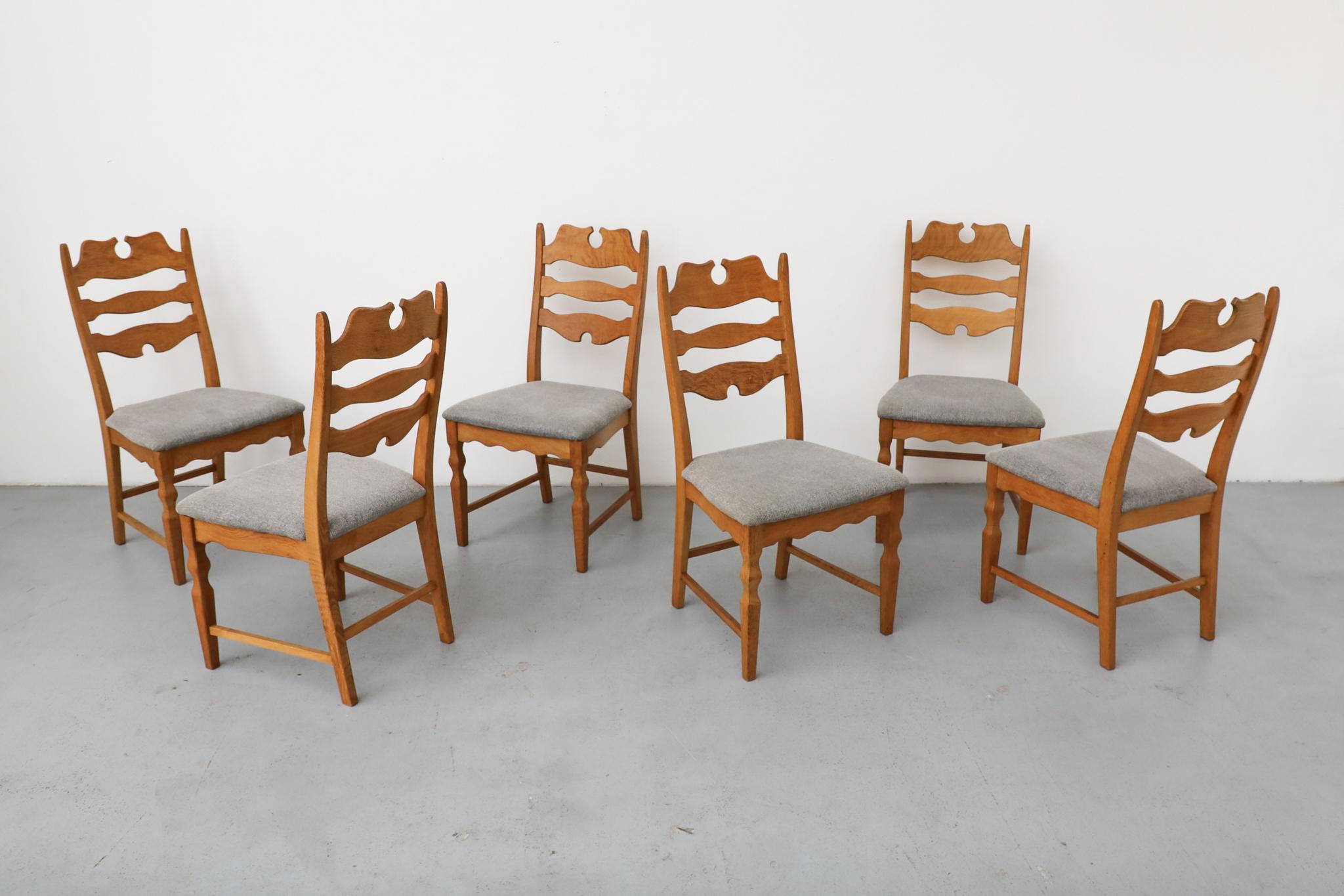 Ensemble de 6 chaises de salle à manger Brutalist en chêne en forme de trône par Henning Kjaernulf pour Nyrup Møbelfabrik. Piétements en chêne massif avec dossiers décoratifs sculptés en forme de 