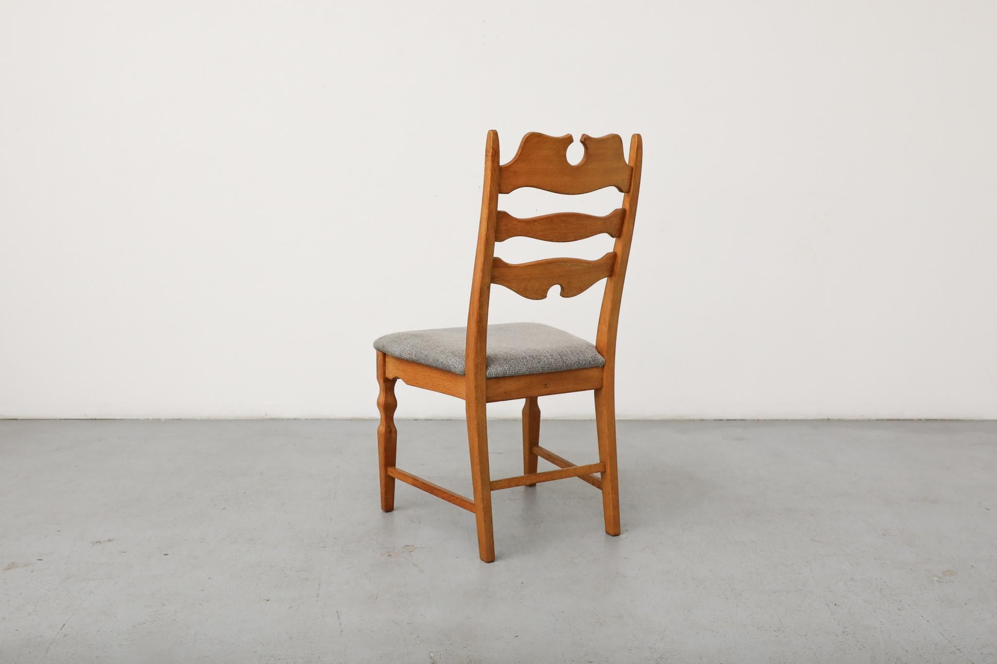 Ensemble de 6 chaises de salle à manger en Oak Oak à dossier rasoir par Henning Kjaernulf Bon état - En vente à Los Angeles, CA