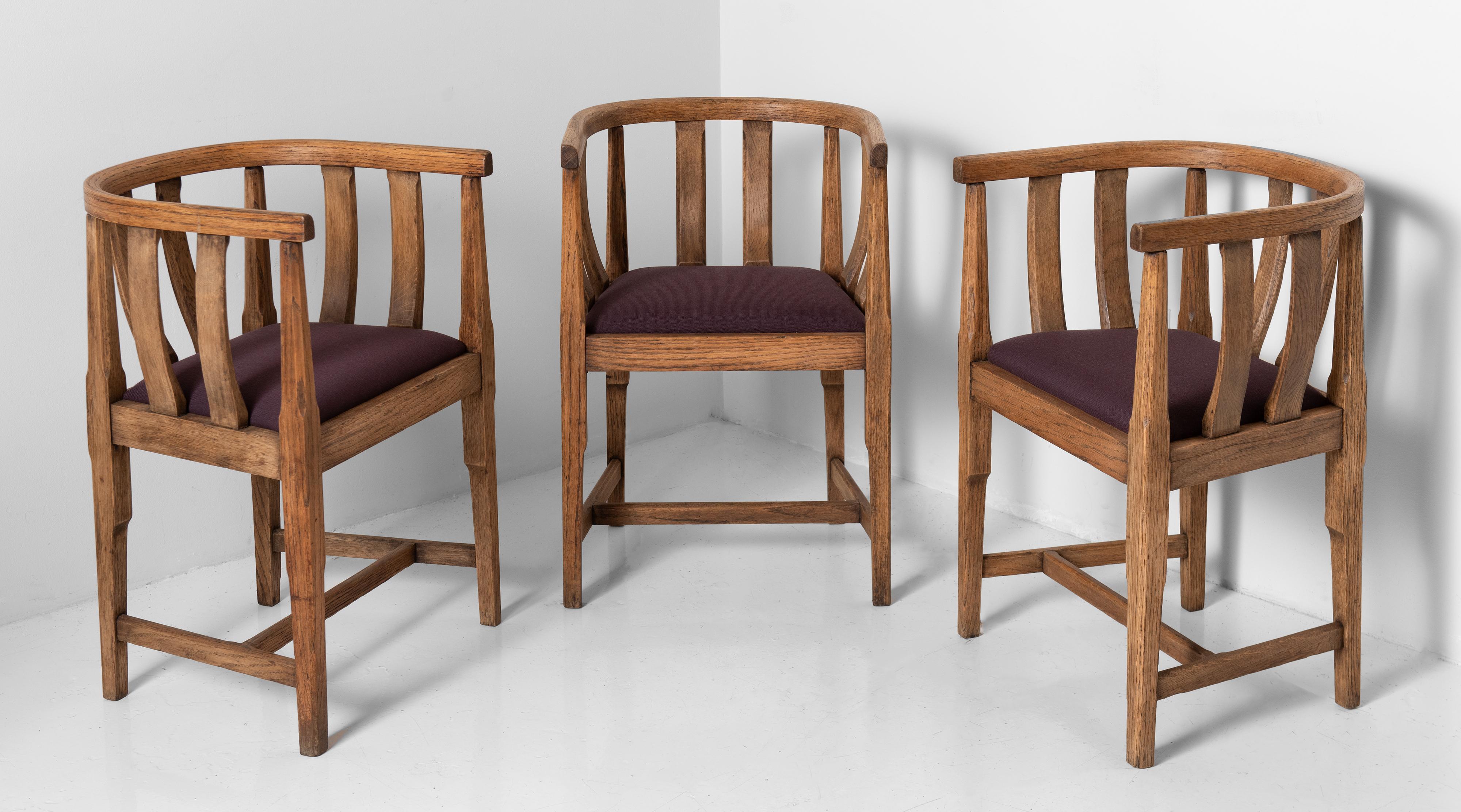 Set of (6) oak tub dining chairs by Gordon Russell, England, circa 1930.

Beautiful set of chairs in solid oak with reupholstered seat in Maharam fabric.
 
  