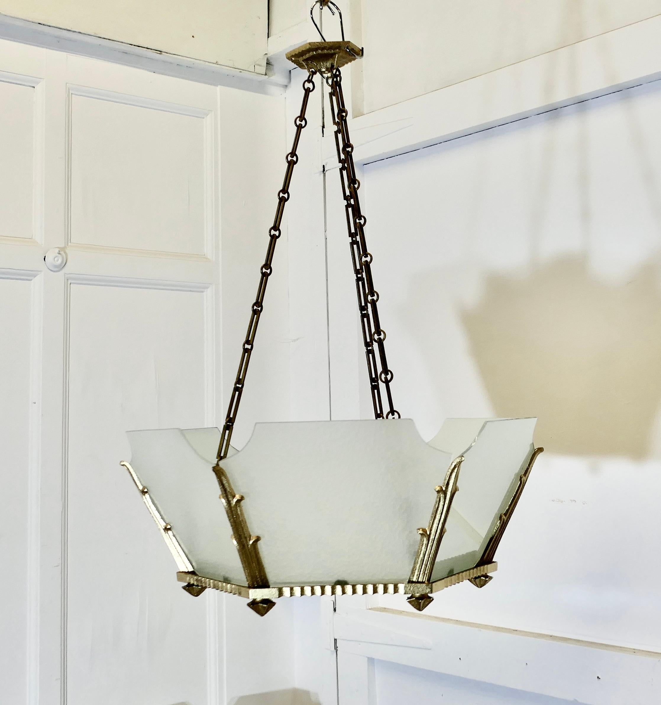 Set di 6 paralumi opalescenti a sospensione in stile Odeon

Elegante paralume Art Deco, un set di 6 pendenti abbinati, le luci hanno una cornice in ottone dorato in stile odeon con pannelli in vetro opalescente, ognuno dei quali è appeso a una rosa