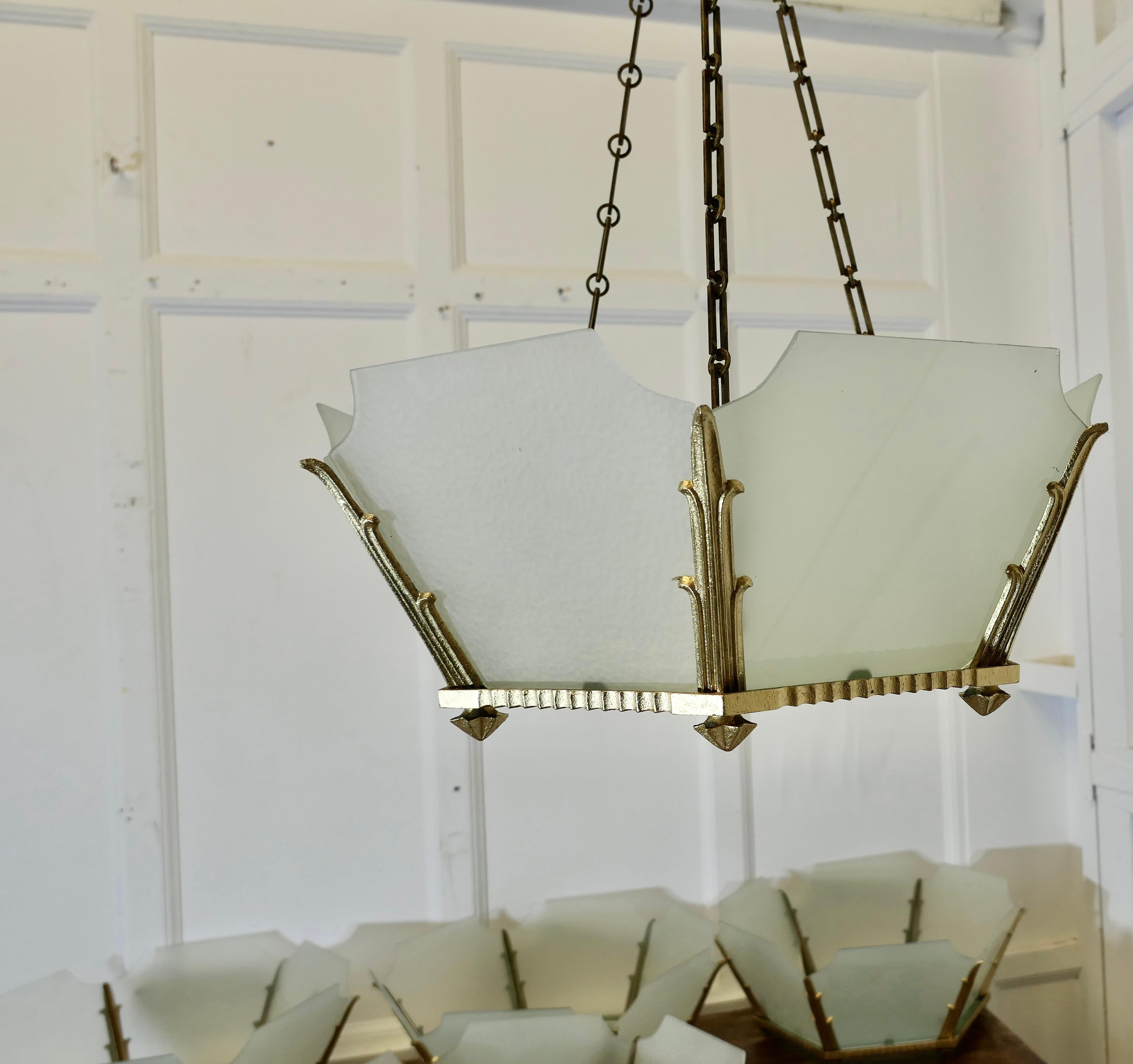 Art Déco Set di 6 paralumi opalescenti a sospensione in stile Odeon  Elegante Art Deco in vendita