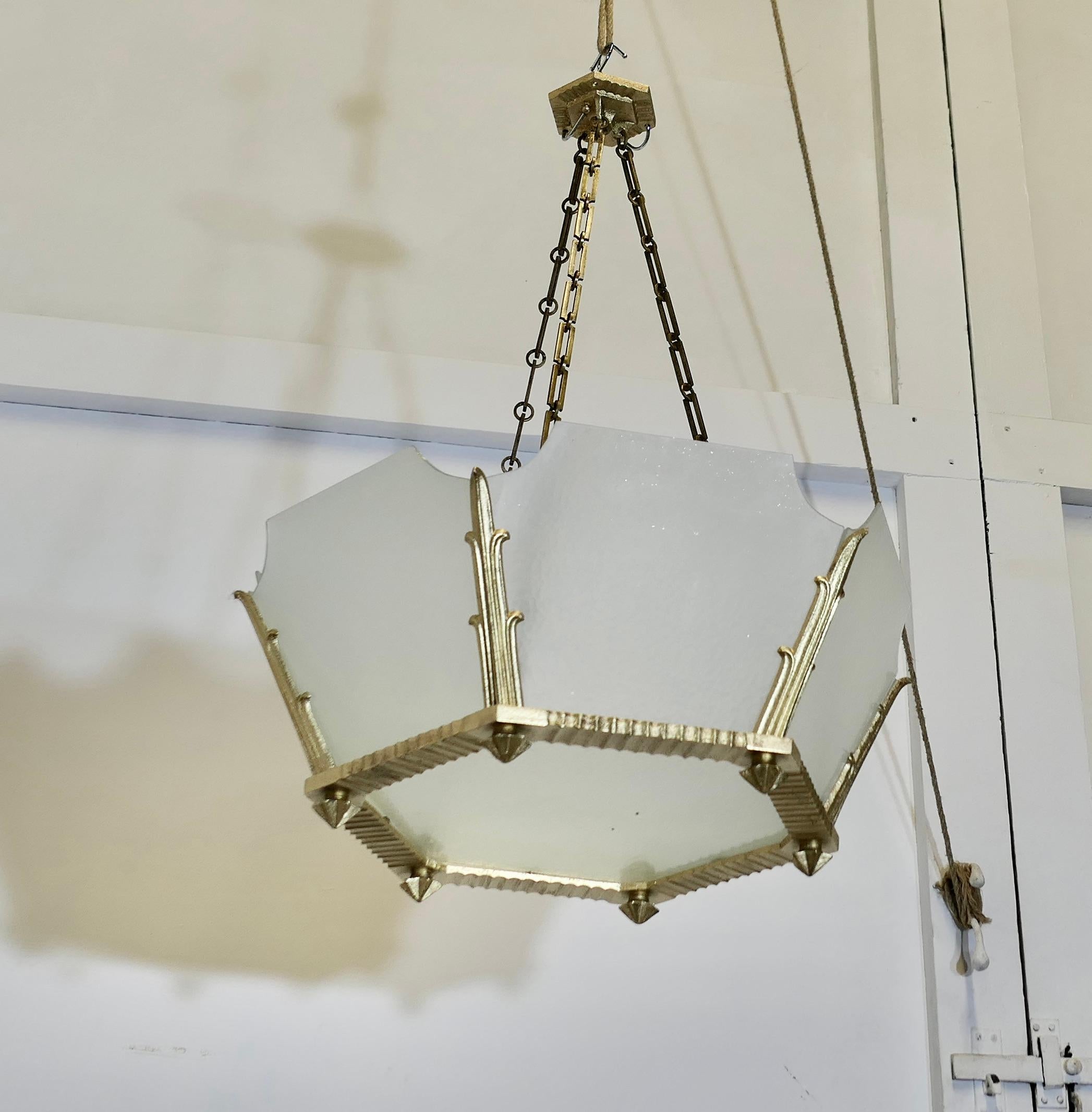 Inizio XX secolo Set di 6 paralumi opalescenti a sospensione in stile Odeon  Elegante Art Deco in vendita