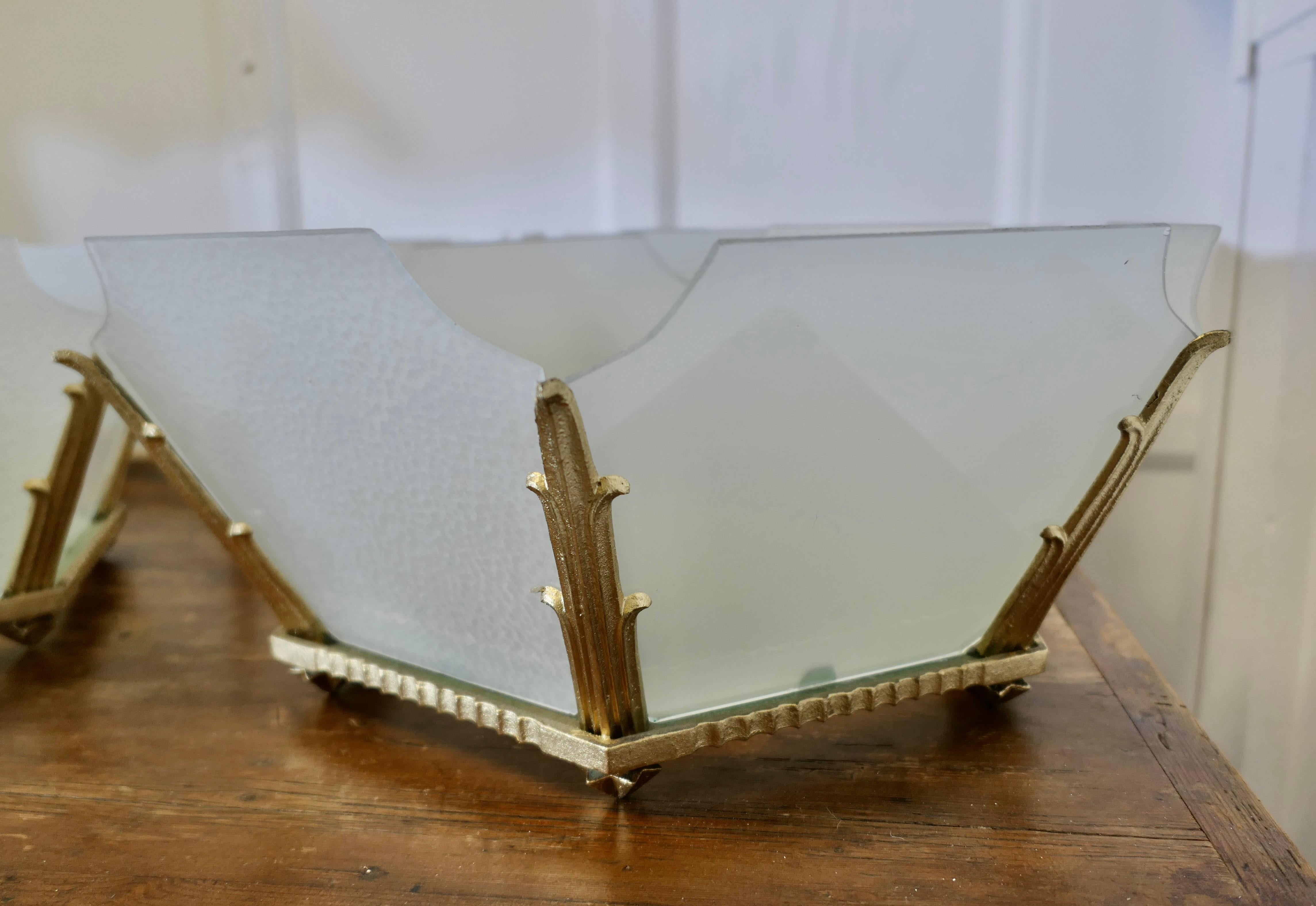 Vetro opalino Set di 6 paralumi opalescenti a sospensione in stile Odeon  Elegante Art Deco in vendita