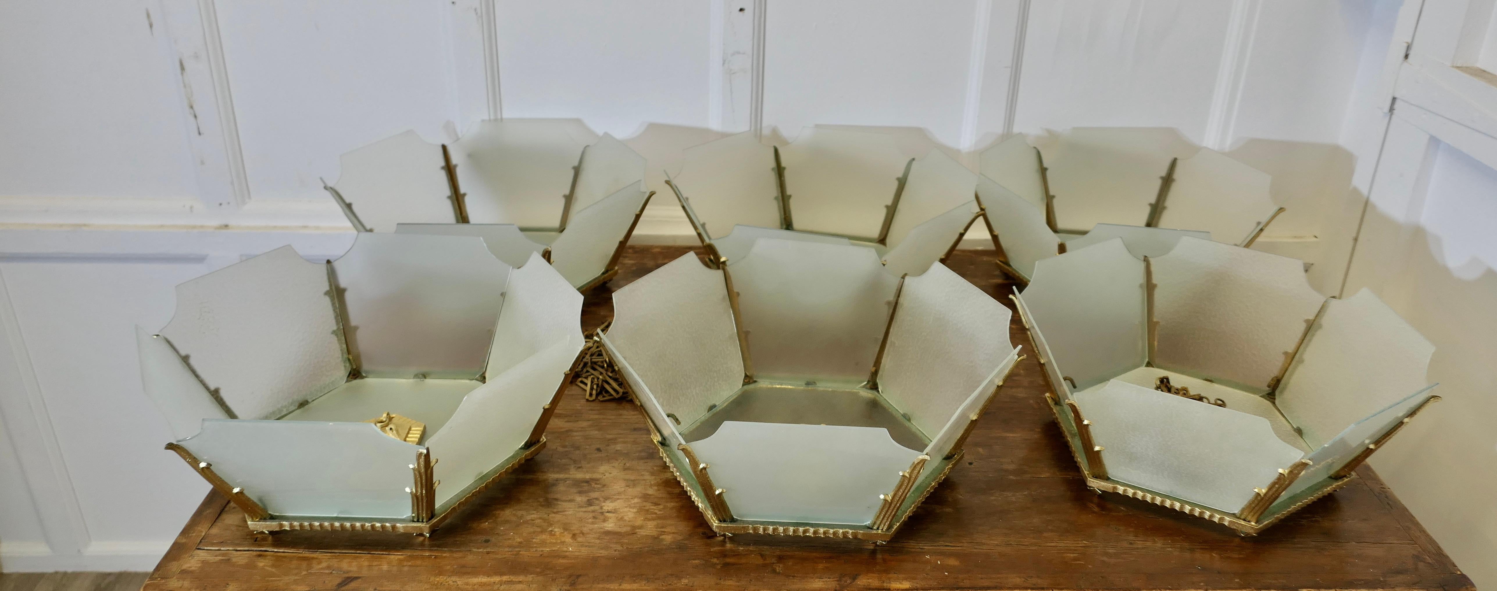 Set di 6 paralumi opalescenti a sospensione in stile Odeon  Elegante Art Deco in vendita 1