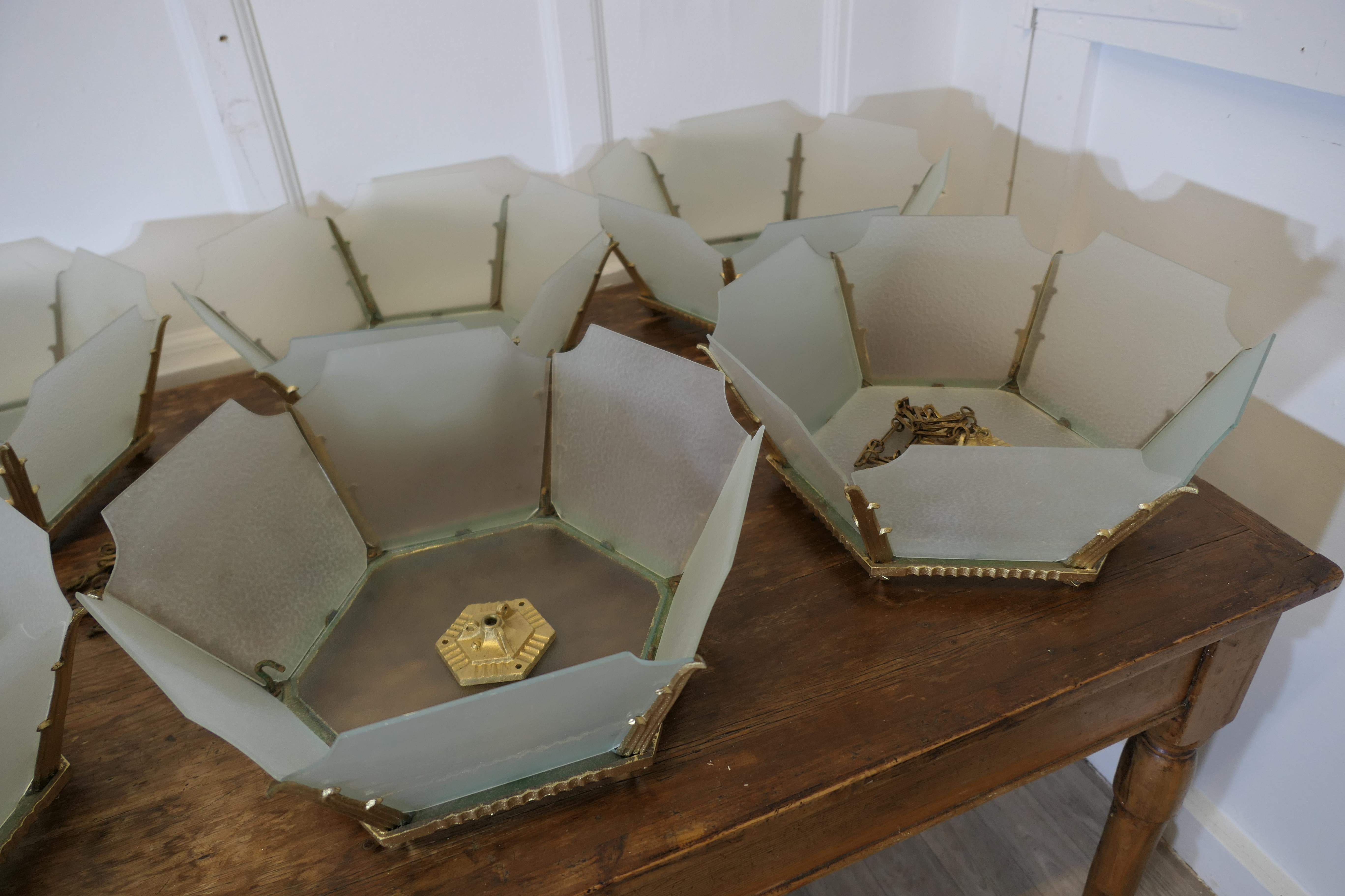 Set di 6 paralumi opalescenti a sospensione in stile Odeon  Elegante Art Deco in vendita 3