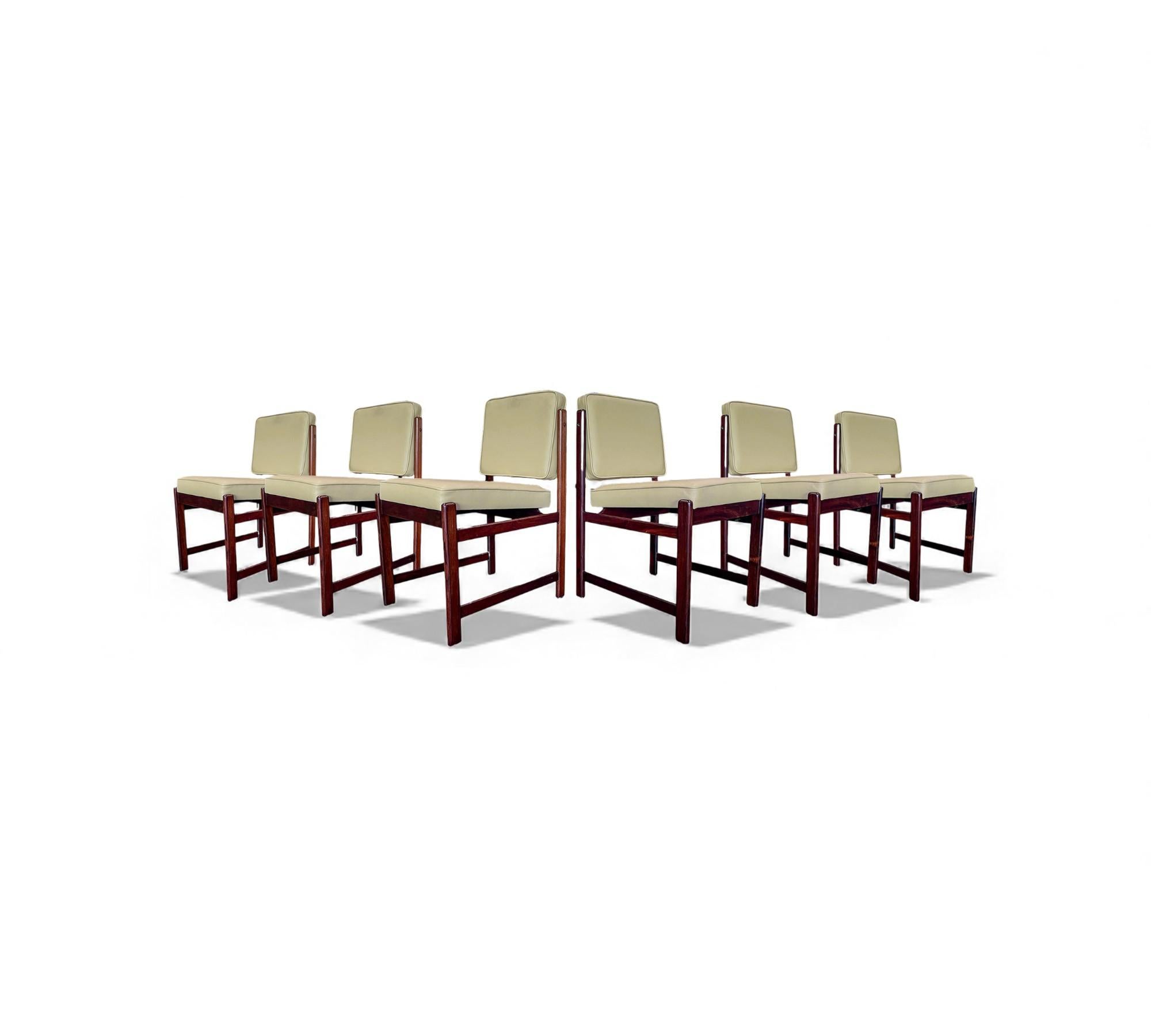 XX secolo Set of 6 of “Marco” Chairs in Hardwood & Leather, Sergio Rodrigues, 1960s in vendita