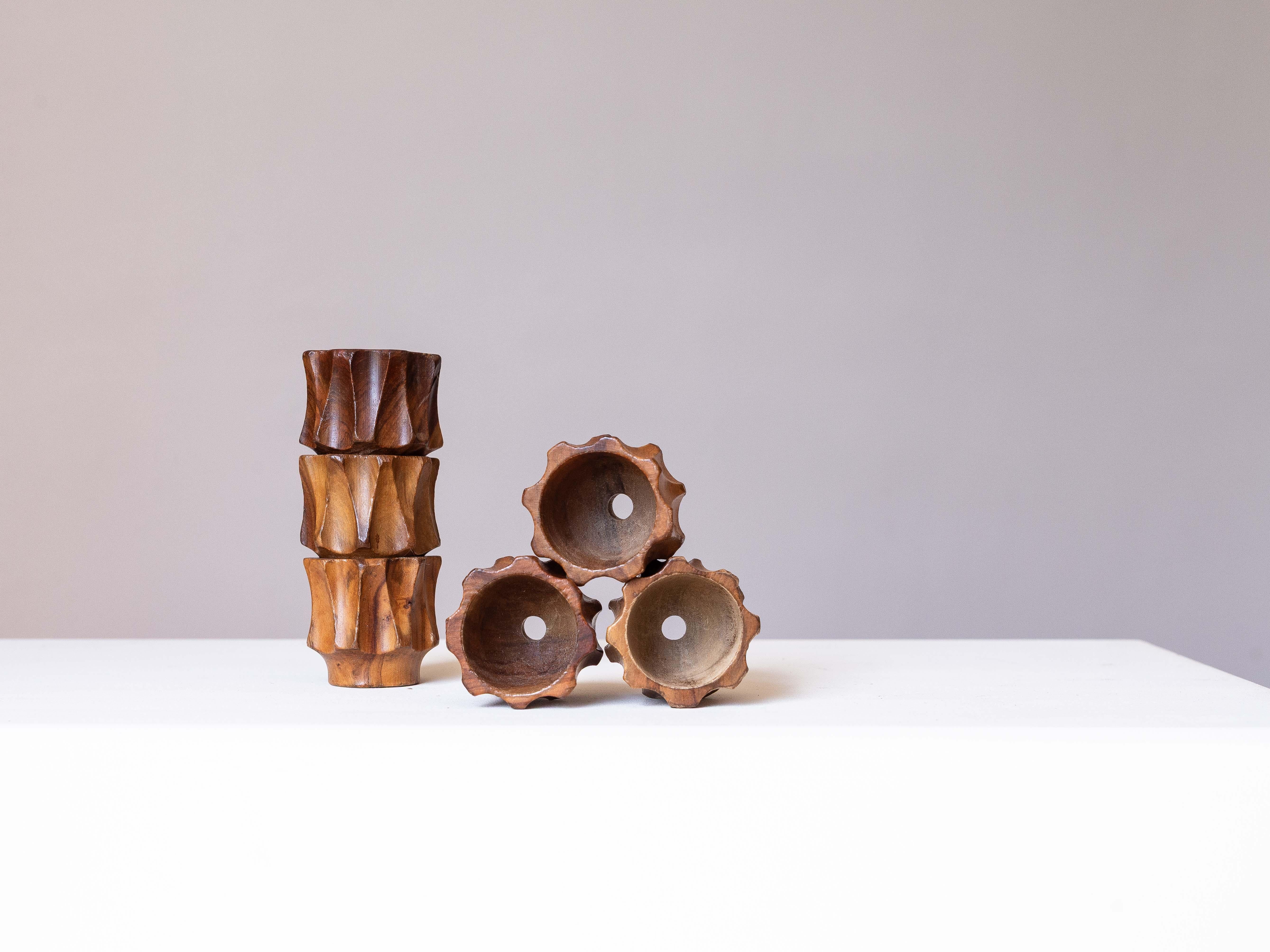 Mid-Century Modern Lot de 6 coquetiers en bois d'olivier, sculptés à la main, art populaire français des années 1960 en vente