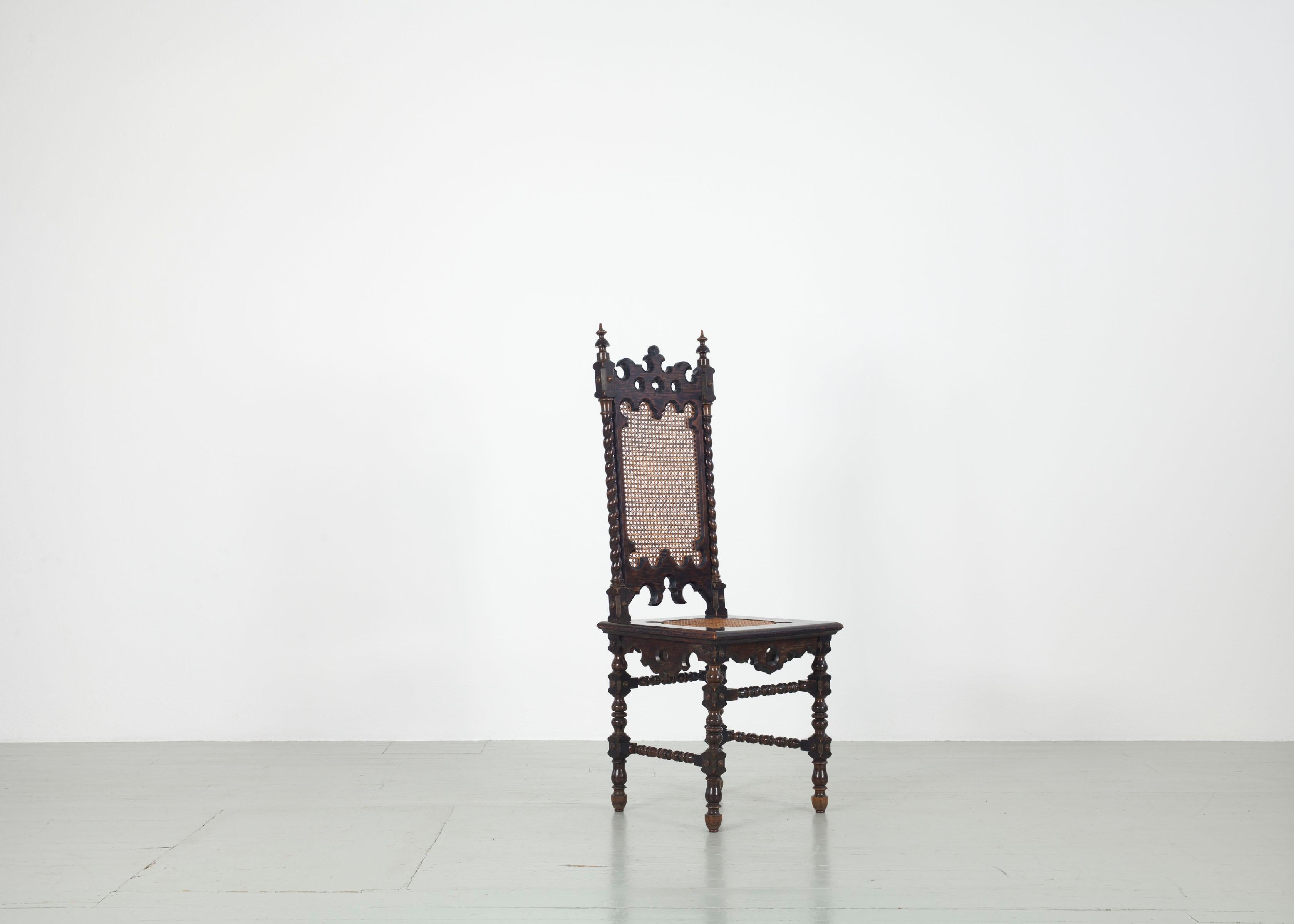 Cet ensemble de six chaises néo-gothiques a été fabriqué dans les années 1890. Le cadre en chêne teinté foncé est de forme complexe et présente des caractéristiques néo-gothiques typiques. Les divers ornements et éléments décoratifs rendent ces