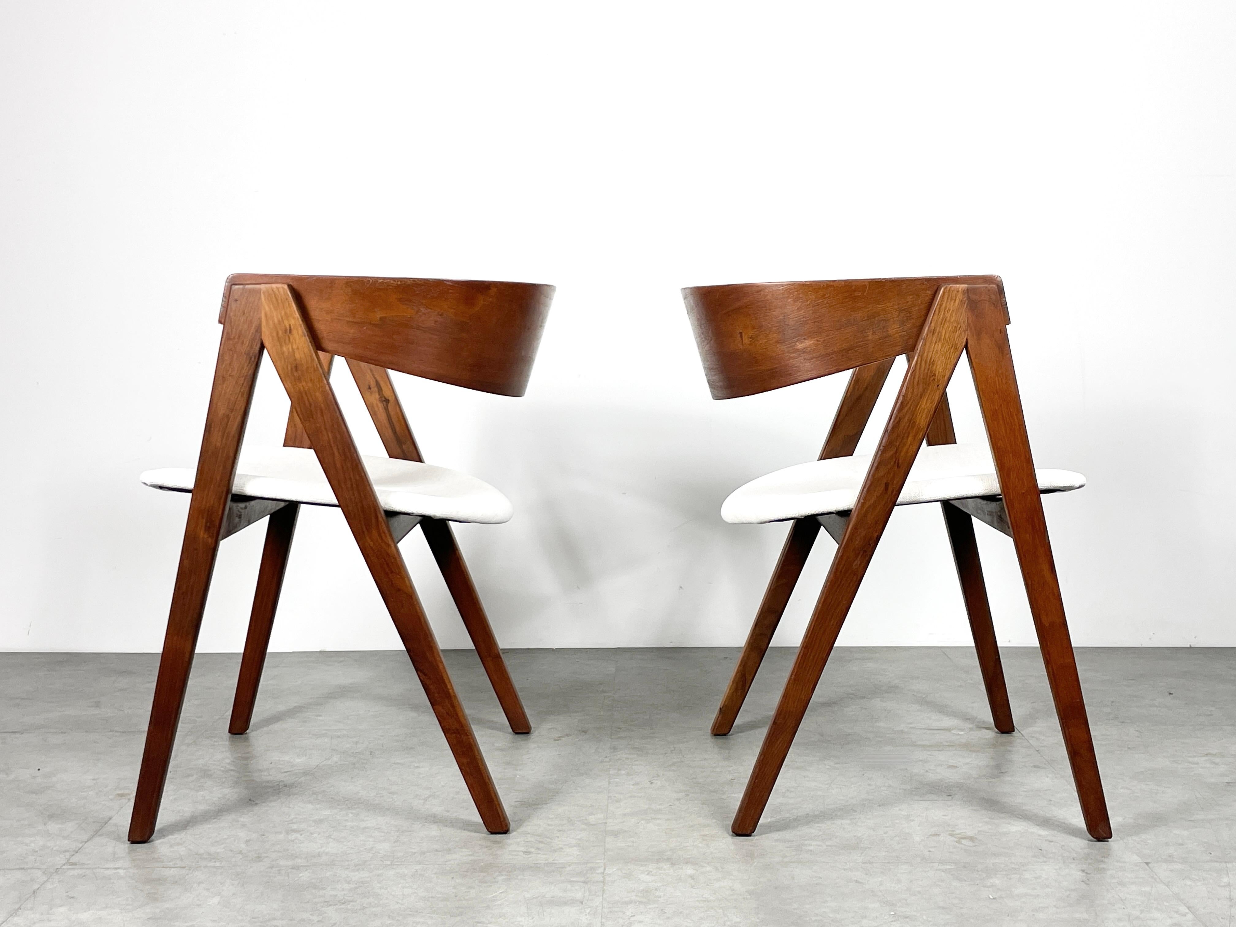 A set of six compass dining chairs designed by Allan Gould
Molded plywood back rests with inverted V legs and subtly curved seats
Produced by Allan Gould Designs Inc late 1940s to early 1950s

Seats have been re upholstered with new fabric and foam.