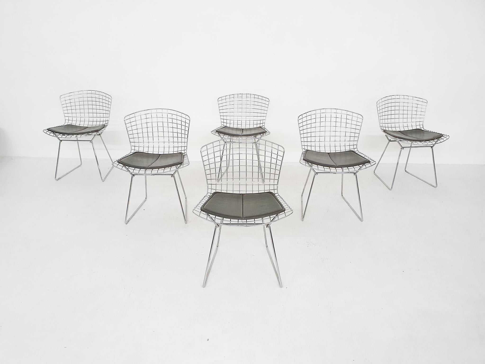Metal wire chairs, marked with the Knoll sticker. Comes with original dark brown leather cushions with a beautiful patina.
The chairs were broken in the middle where they bend back, but all have been professionally welded.

  