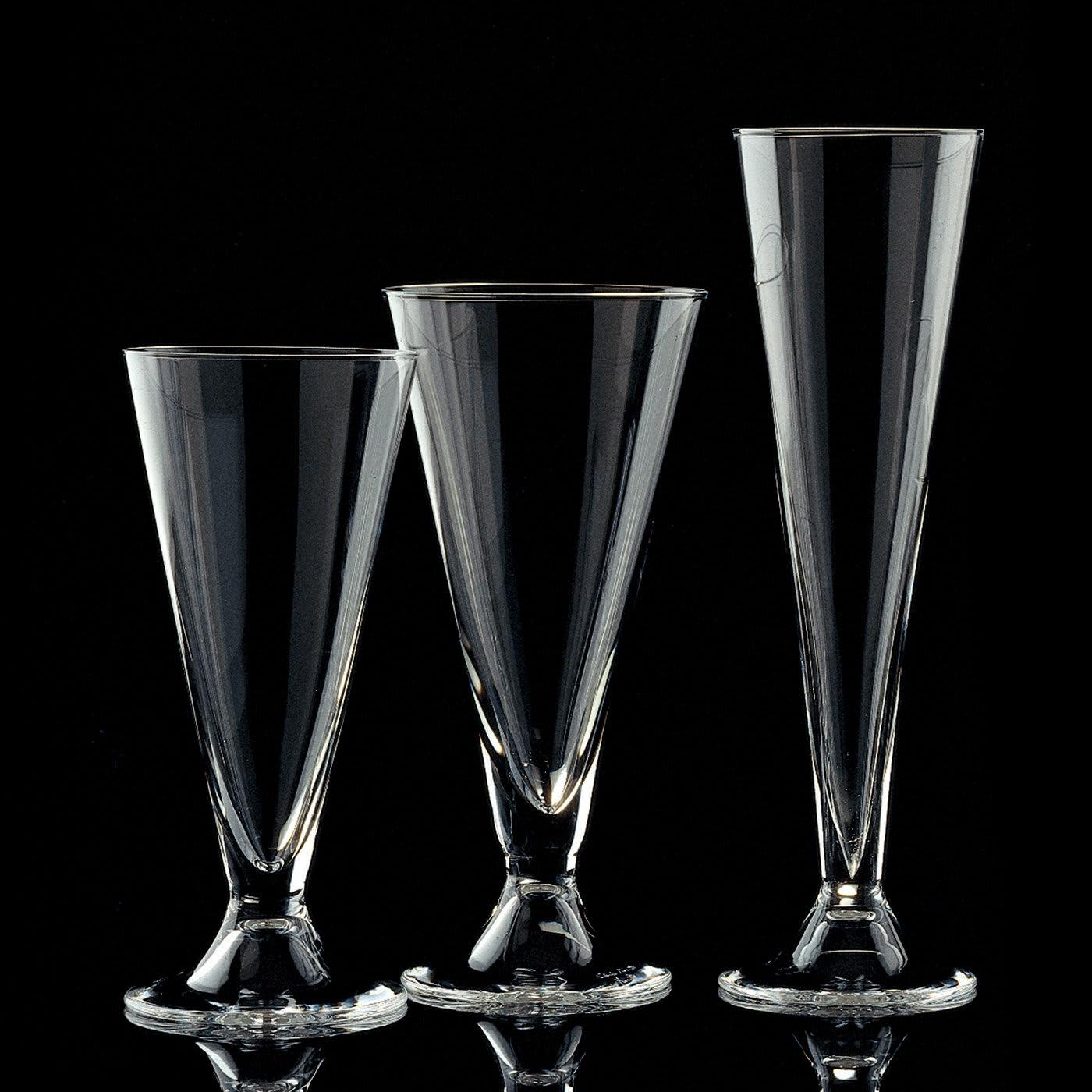 An exquisite piece of functional decor, this set of 6 flutes is a testament to refined vintage tableware. Designed in 1974, this piece is entirely handcrafted of mouth-blown Murano glass and finished by hand with a curved and capacious oval-shaped