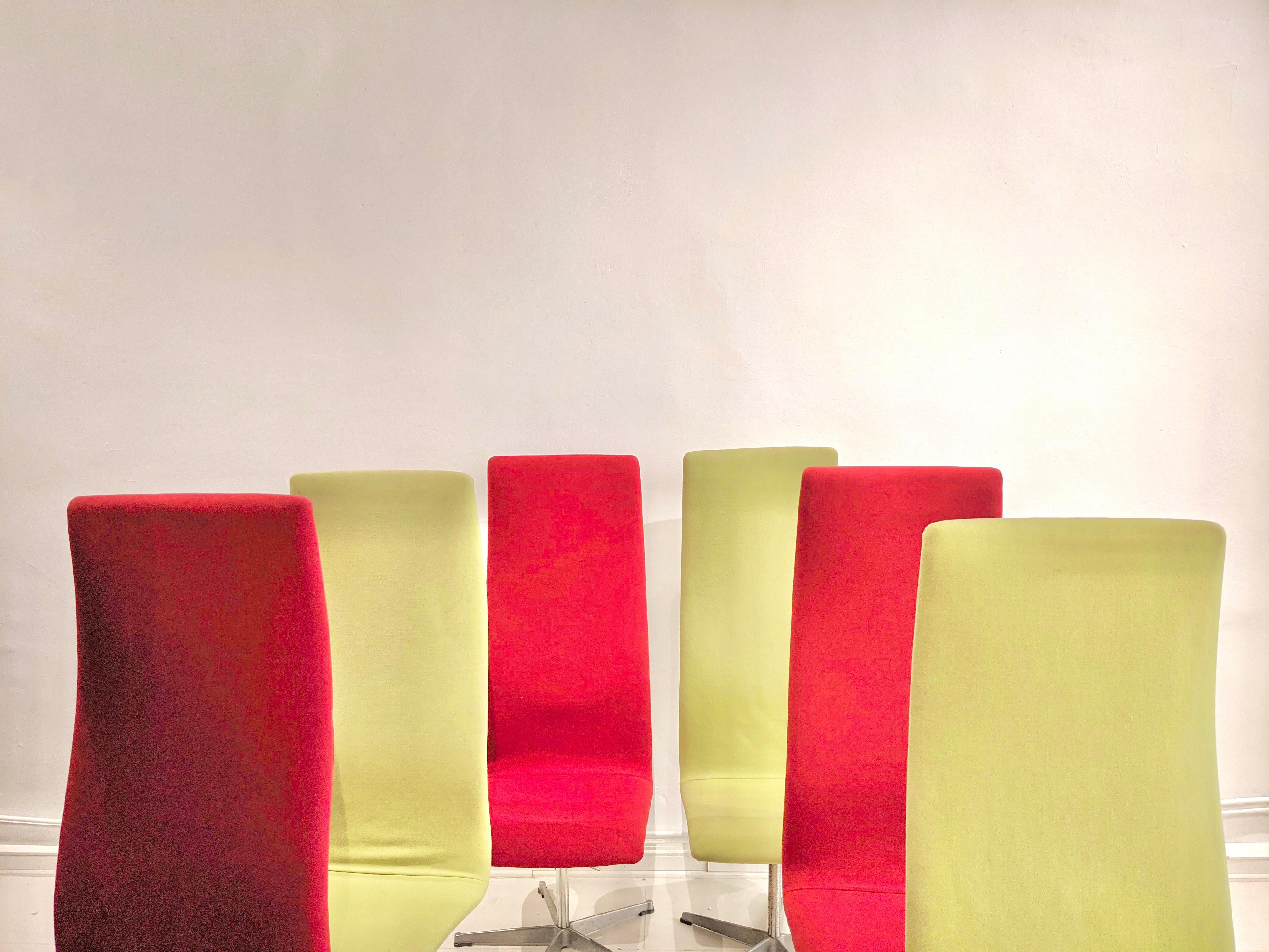 Set of 6 Oxford chairs by Arne Jacobsen for Fritz Hansen. Green and red fabric. 1970's. Very good condition.
  