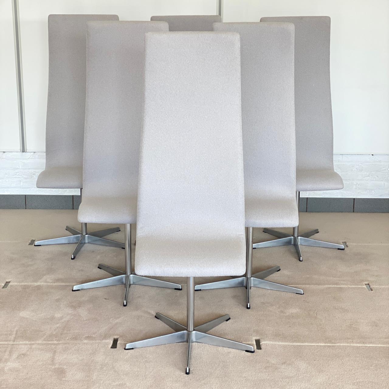 Ensemble de 6 chaises pivotantes à haut dossier sur une base en aluminium en forme d'étoile
Conçue par Arne Jacobson, célèbre designer moderne du milieu du siècle.
Ces chaises ont été commandées par le Collège d'Oxford au Royaume-Uni pour leurs