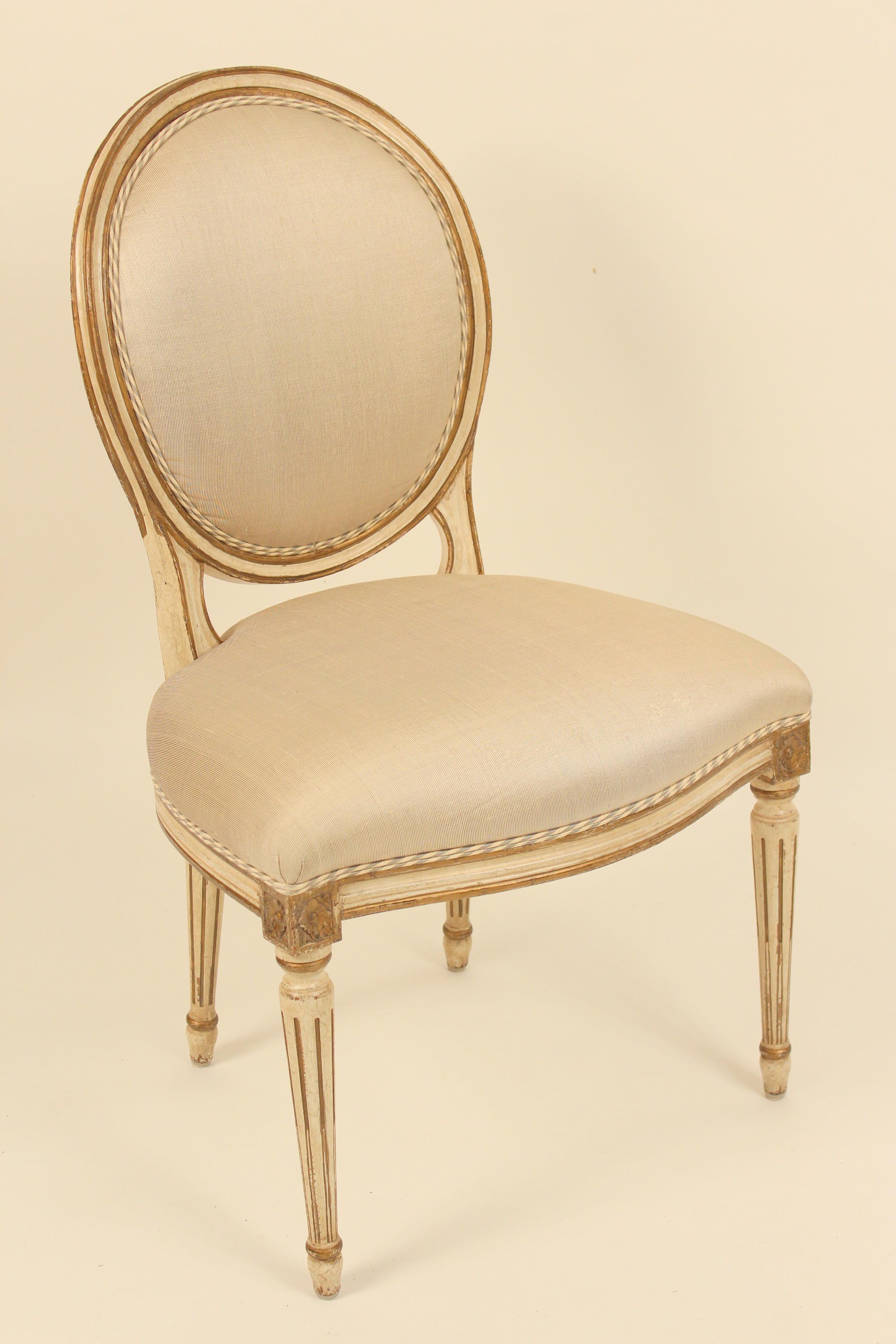 Set of 6 painted and gilt decorated Louis XVI style dining room chairs, circa late 20th century. These chairs are decorative as well as comfortable, they have a deep wide seats. The upholstery needs to be replaced.