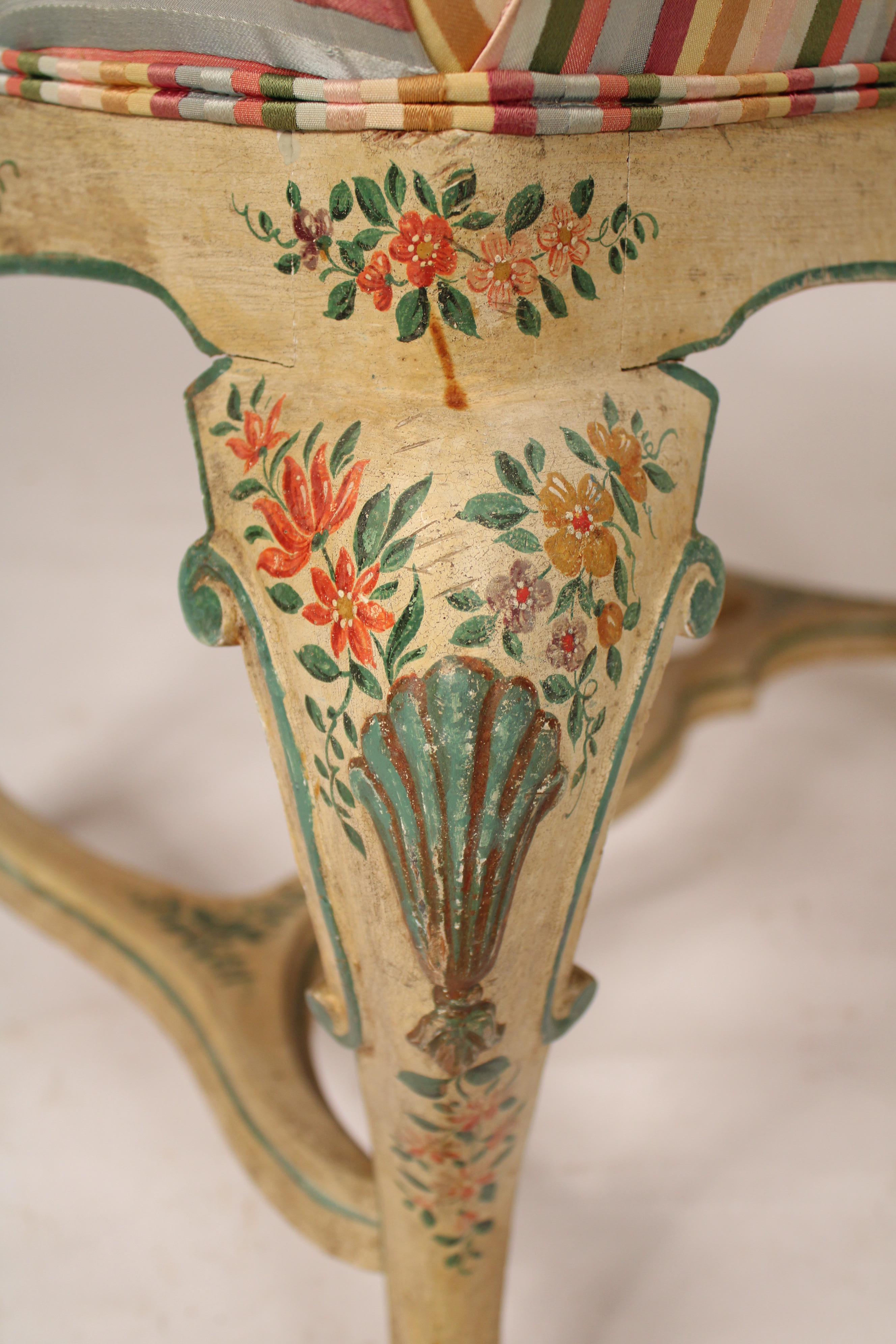 Ensemble de 6 chaises de salle à manger italiennes peintes de style Louis XV en vente 7