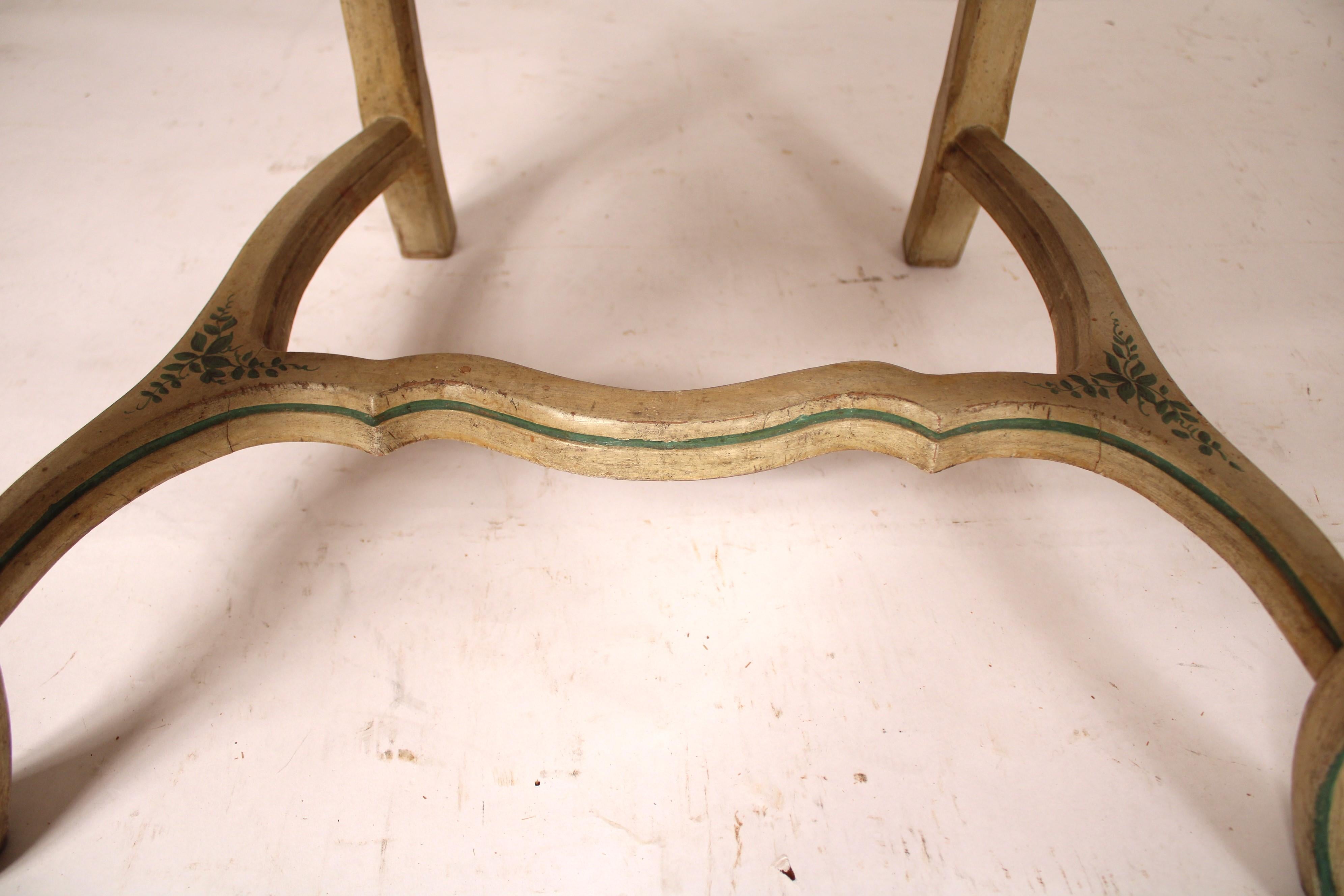 Ensemble de 6 chaises de salle à manger italiennes peintes de style Louis XV en vente 8