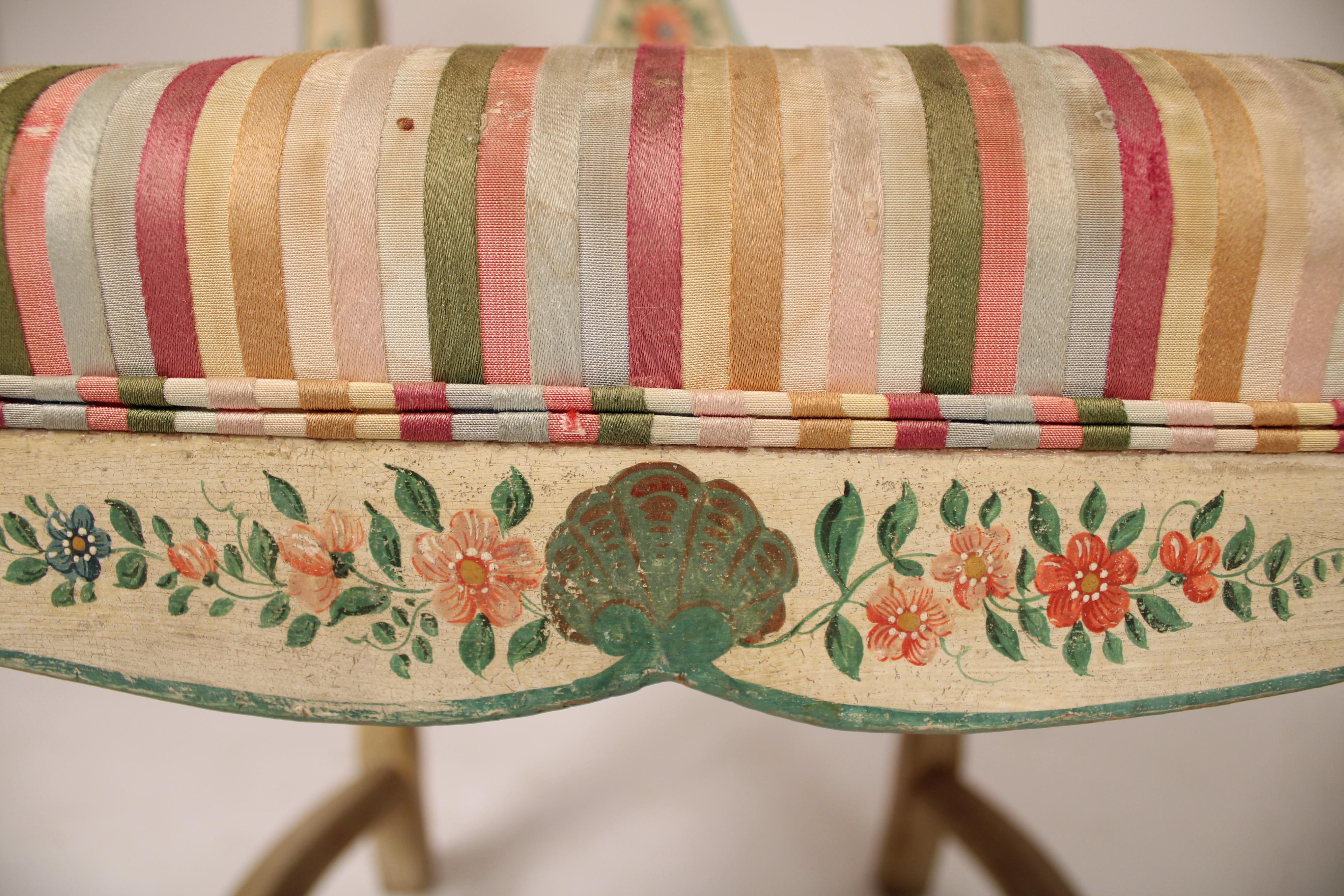 Ensemble de 6 chaises de salle à manger italiennes peintes de style Louis XV en vente 10