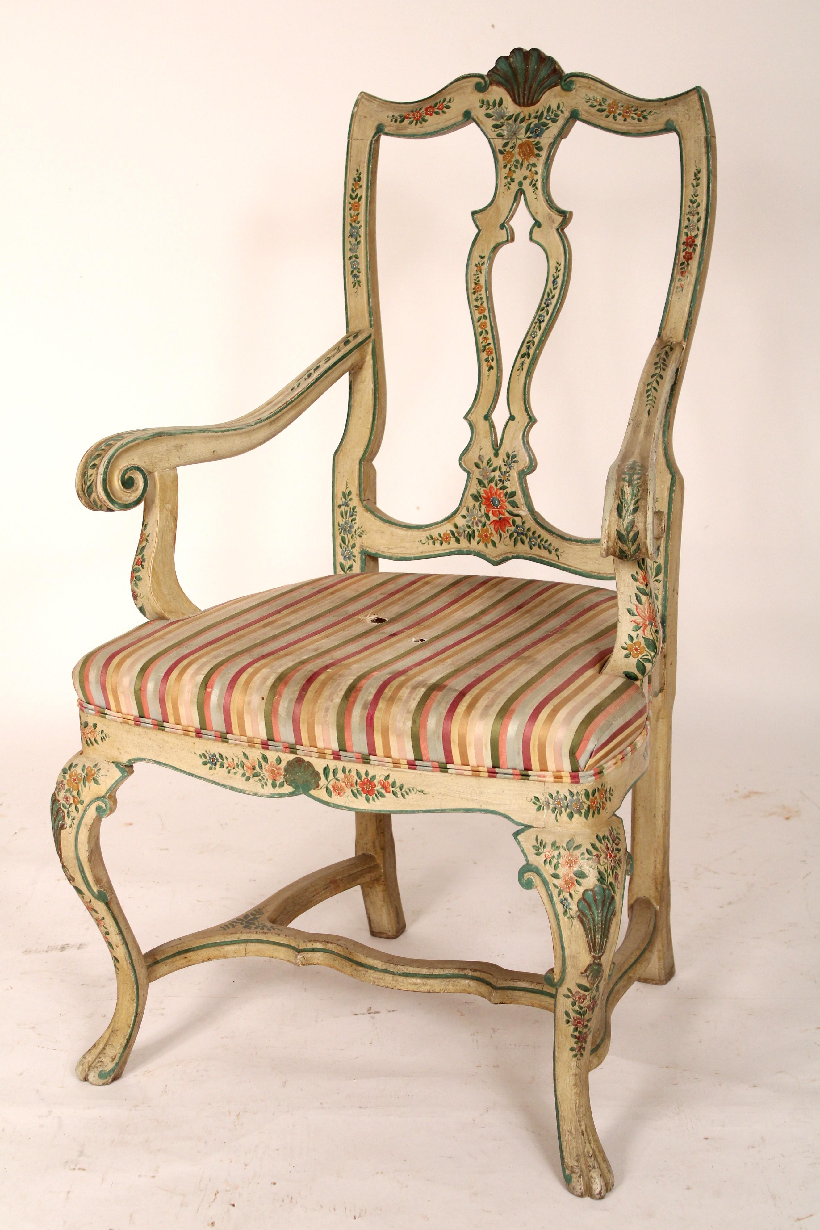 Ensemble de 6 chaises de salle à manger italiennes peintes de style Louis XV, vers les années 1930. L'ensemble se compose de 2 fauteuils et de 4 chaises d'appoint, tous avec des décorations florales. Les fauteuils sont dotés d'accoudoirs en forme de