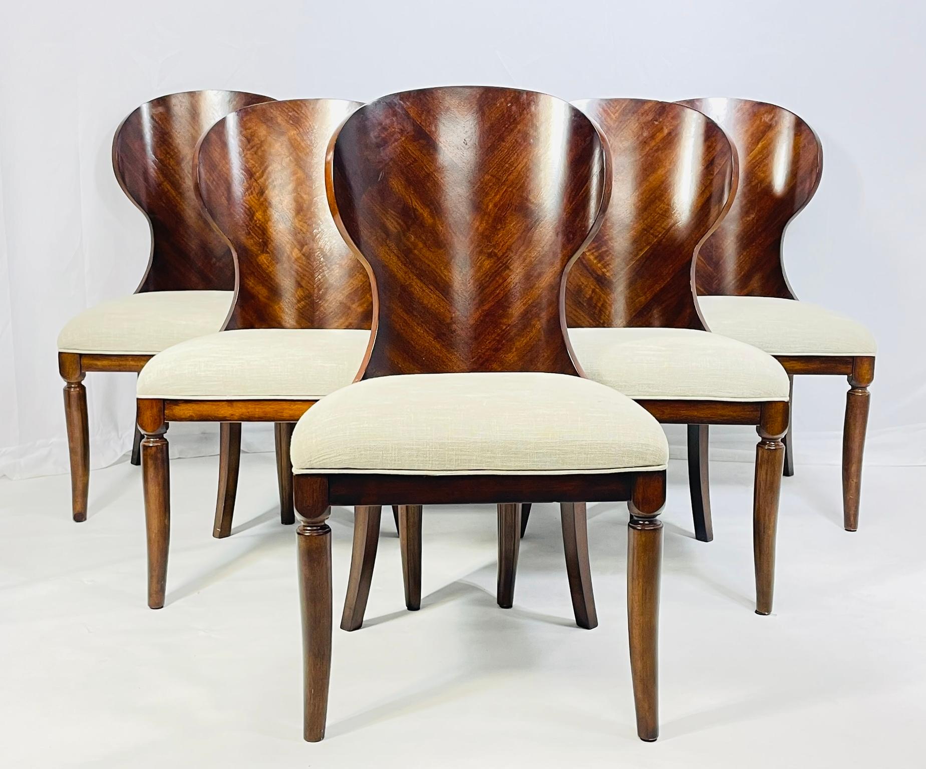 Come un pezzo di squisita arte naturale, la sedia Palisade Side Chair con schienale in legno a forma di scultura emana calore e bellezza, realizzata con impiallacciature di Woods decorativo ad alta figurazione. La seduta è rivestita in tessuto misto