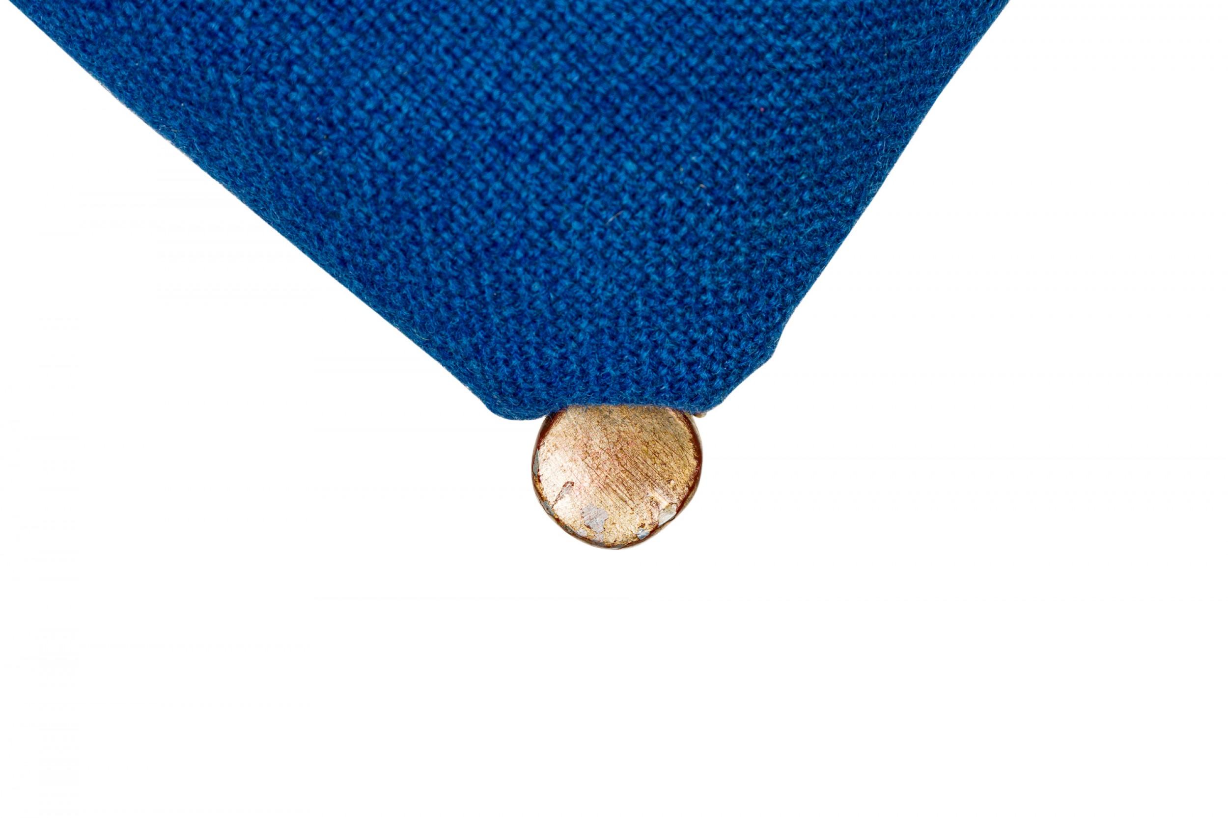 Set di 6 sedie da pranzo in legno curvato della metà del secolo scorso, con struttura in legno rifinita con foglia d'oro e d'argento e sedute imbottite in tessuto blu, che poggiano su quattro gambe affusolate con base a barella e piccoli piedi