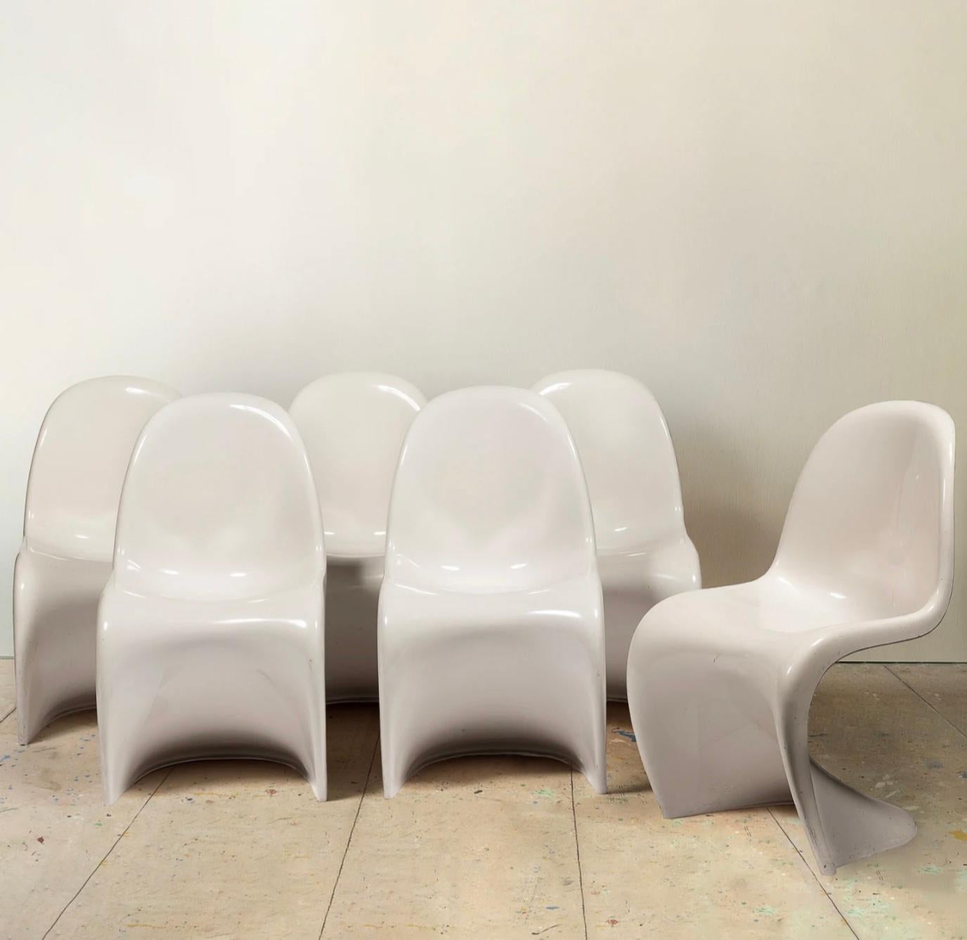 Set of 6 Verner Panton chairs in white lacquered molded ABS. Publisher's imprint under the seat. 

Herman Miller edition for Fehlbaum 1971 (except one from 1973). Bibliography: Peter & Charlotte FIELL, 1000 chairs, Taschen, 1997.

A good early set